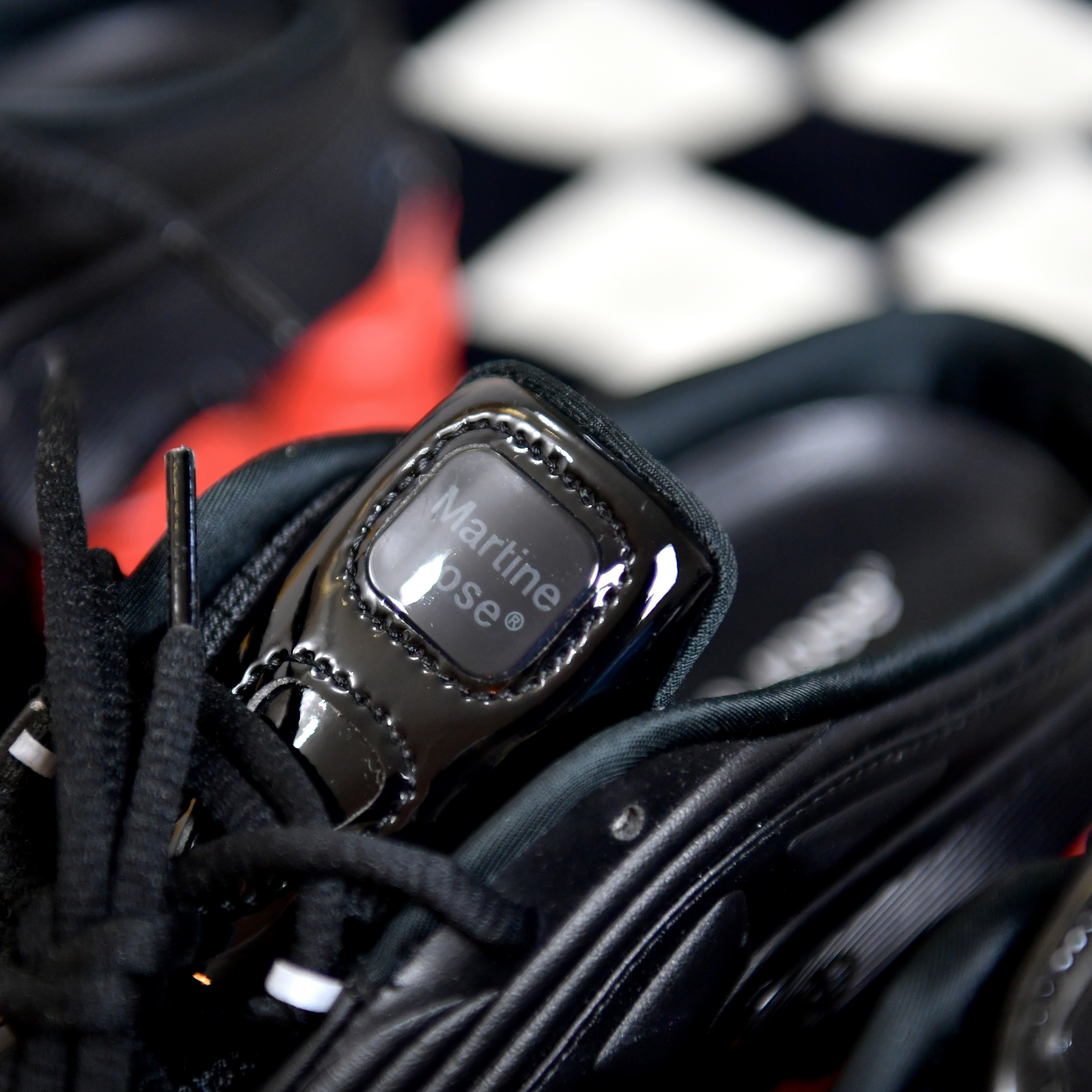 Nike x Martine Rose Shox MR4 Black 착용 스타일 - 3