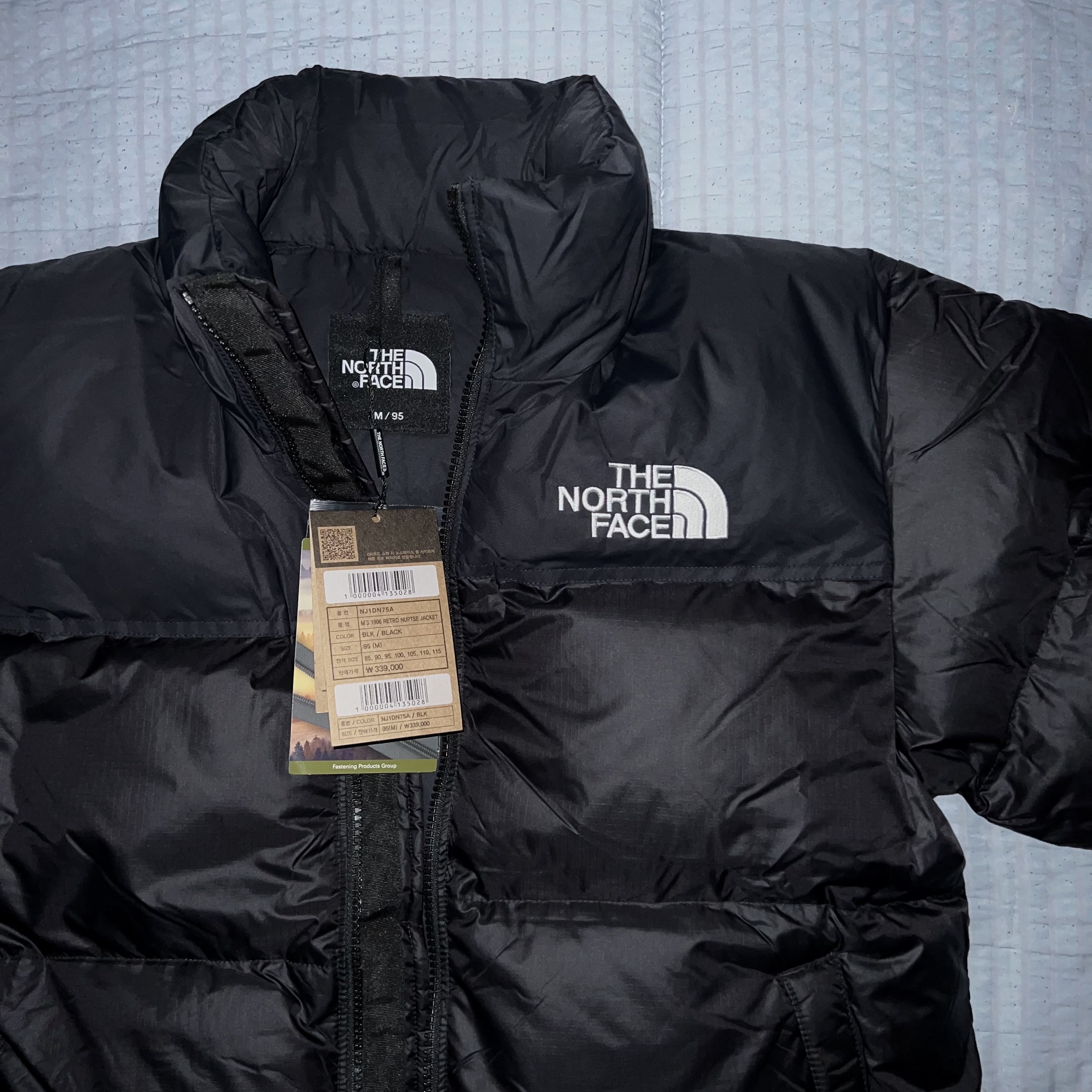 The North Face 1996 Eco Nuptse Jacket Black 착용 스타일