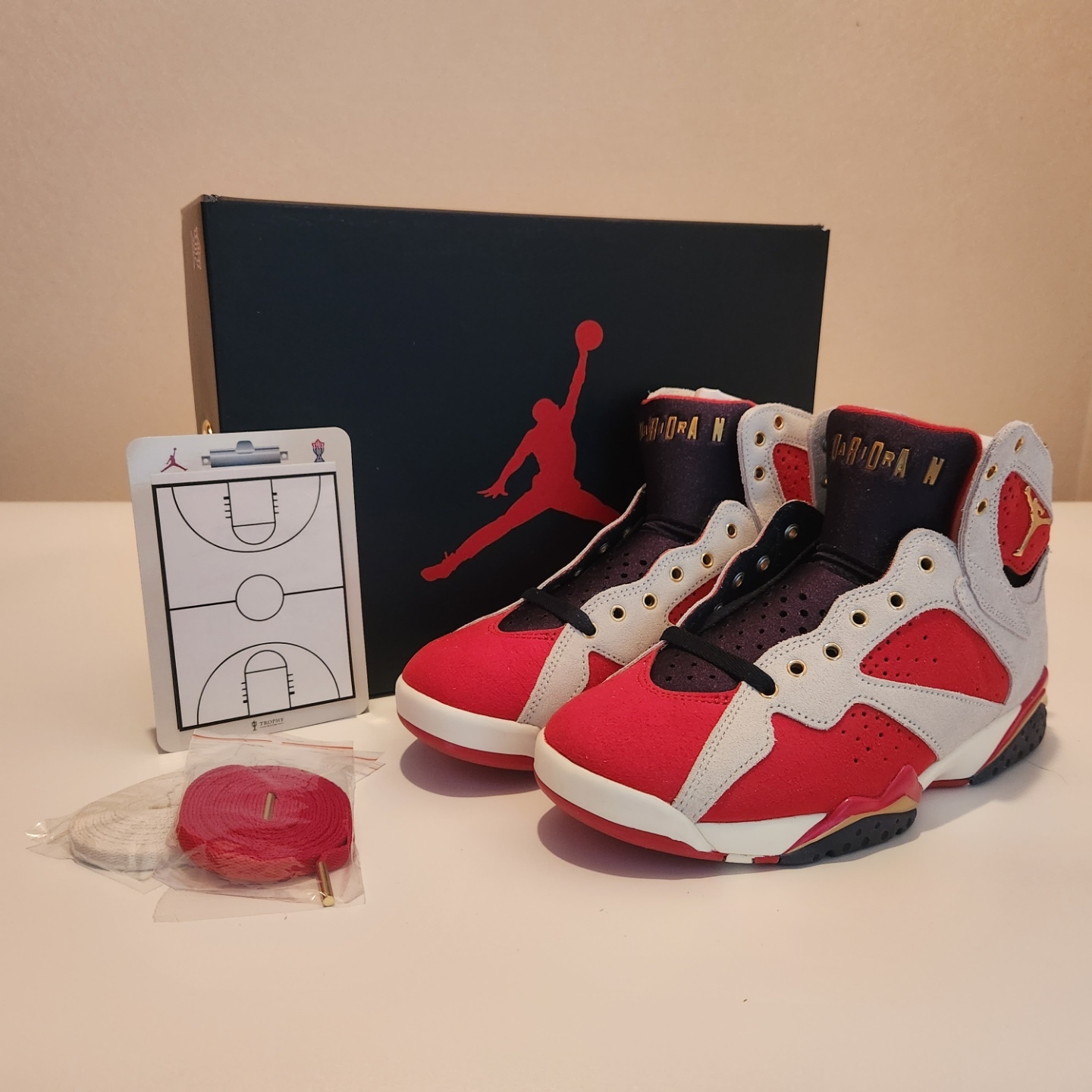 Jordan 7 x Trophy Room Retro SP True Red and Obsidian 착용 스타일 - 1