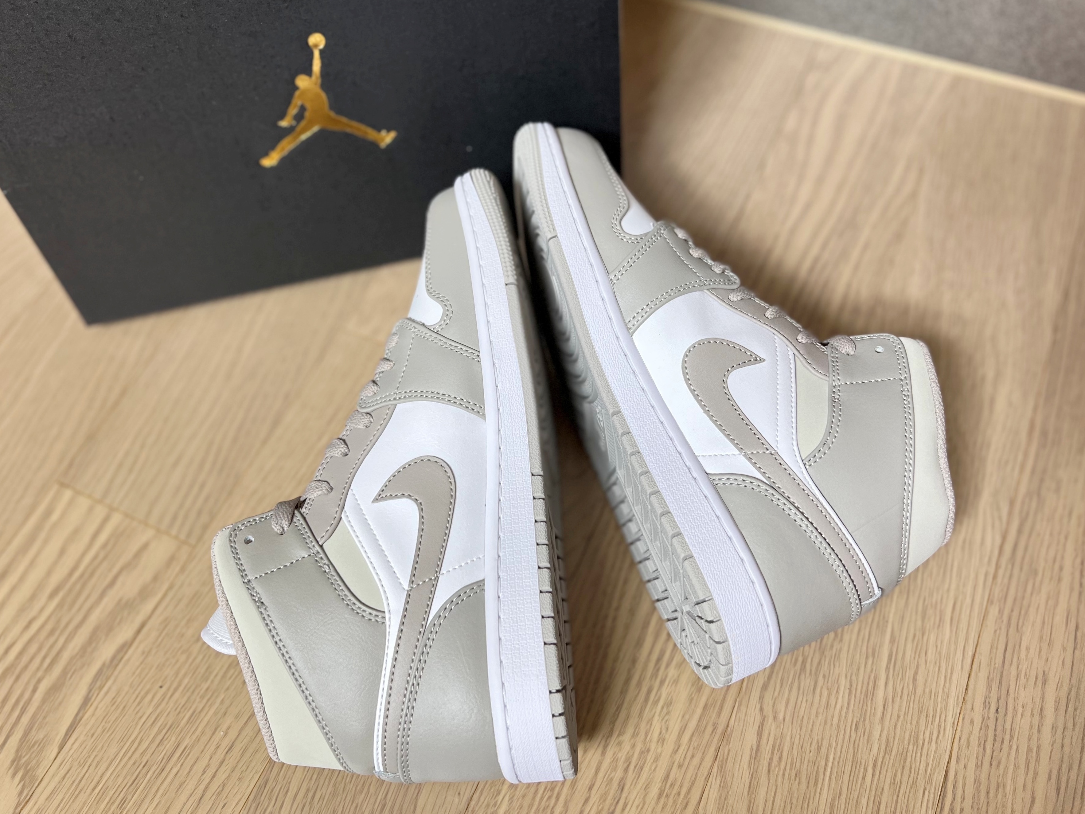 Jordan 1 Mid College Grey 착용 스타일 - 1