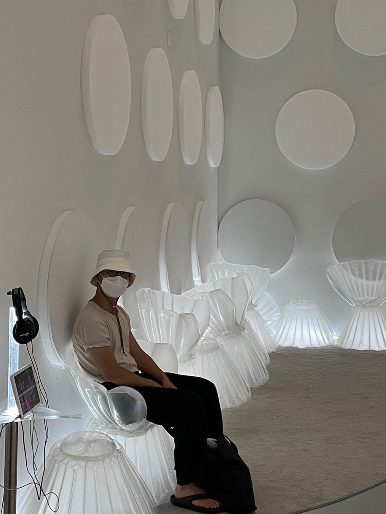 Nike x Jacquemus Bucket Hat White, New Balance x Taw&Toe Flip Flop Black 착용 스타일 - 1