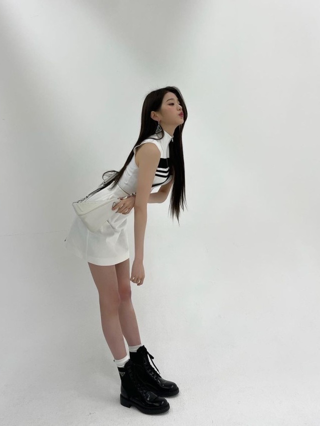 Prada Triangle Leather Shoulder Bag White 착용 스타일 - 2