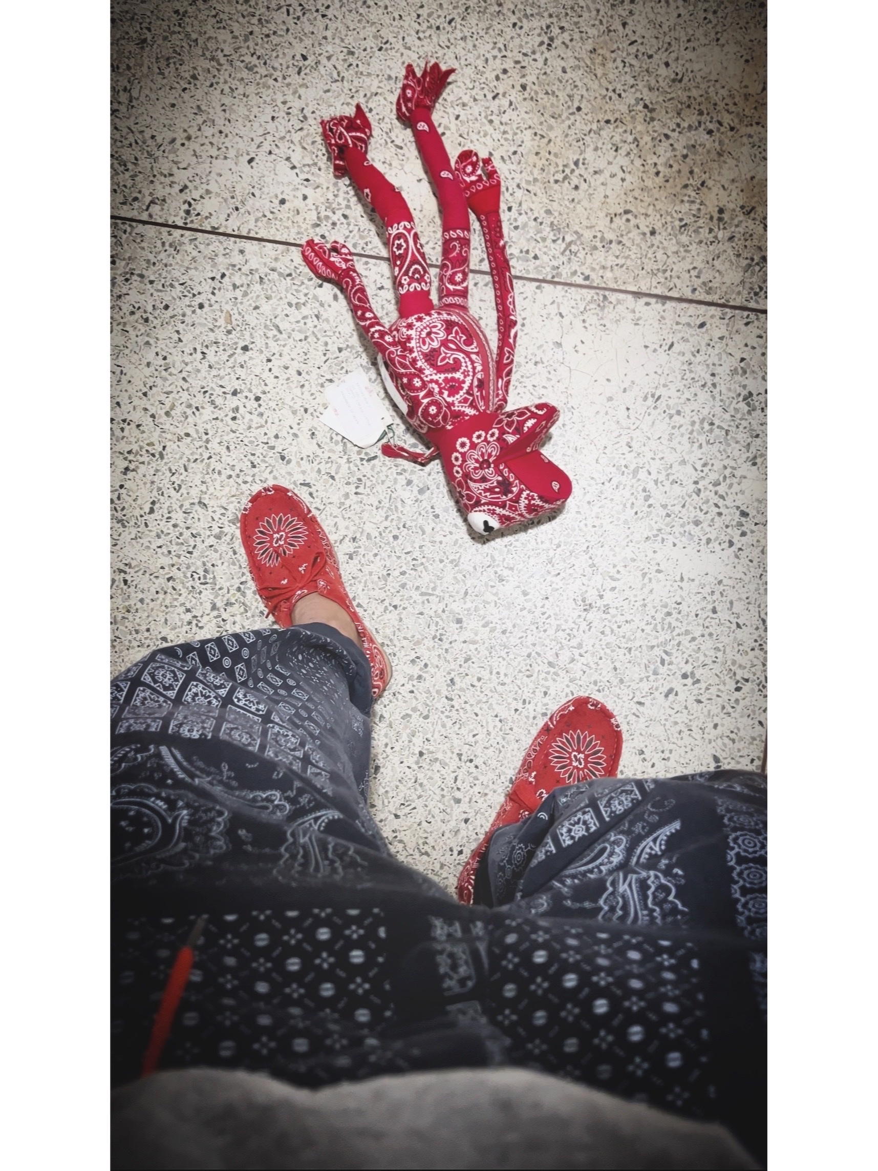 Clarks x Supreme Wallabee Bandana Red, Supreme Don’t Fuck Around T-Shirt Heather Grey - 22FW 착용 스타일 - 1
