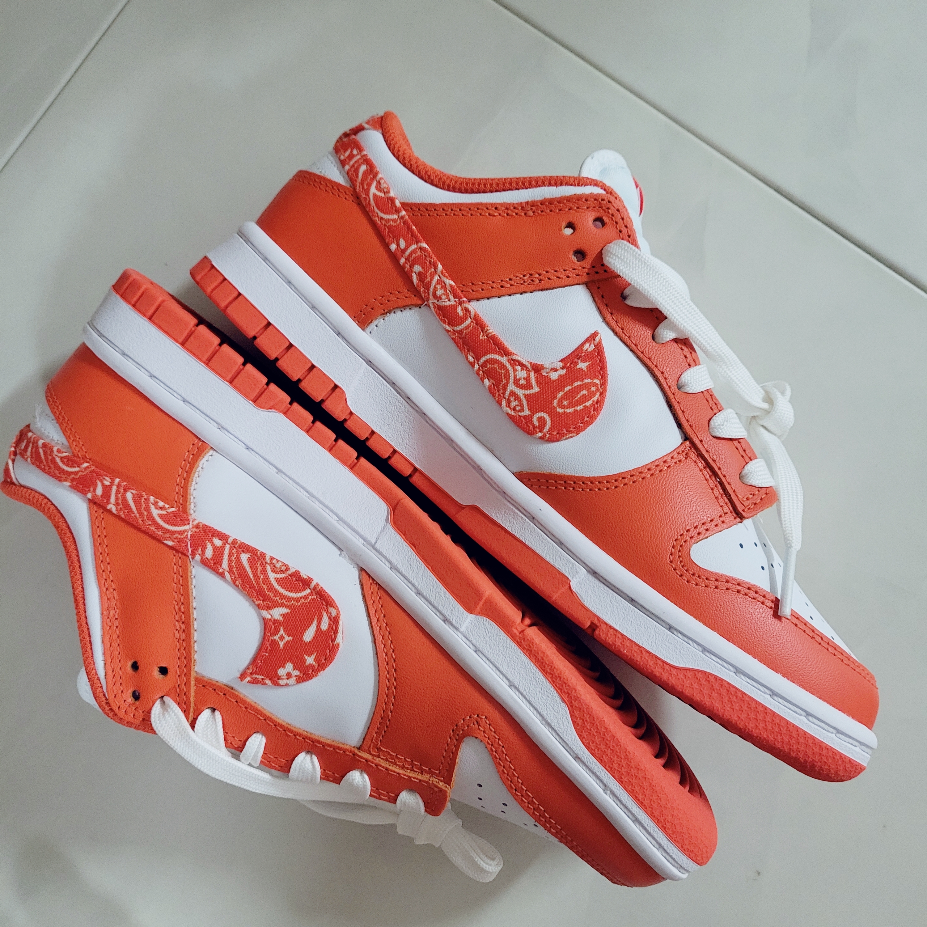 (W) Nike Dunk Low Essential Orange Paisley 착용 스타일 - 2