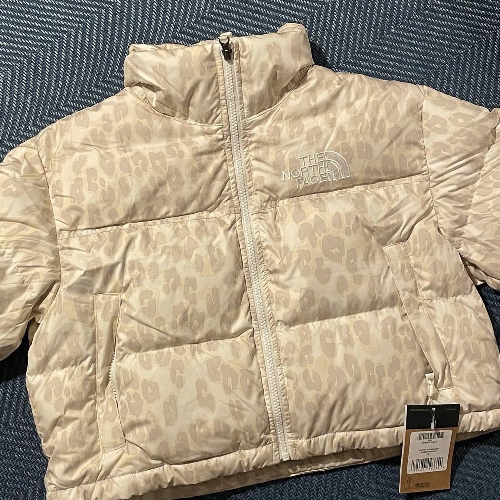 (W) The North Face Print Nuptse Short Jacket Silver Grey Leopard Print 착용 스타일