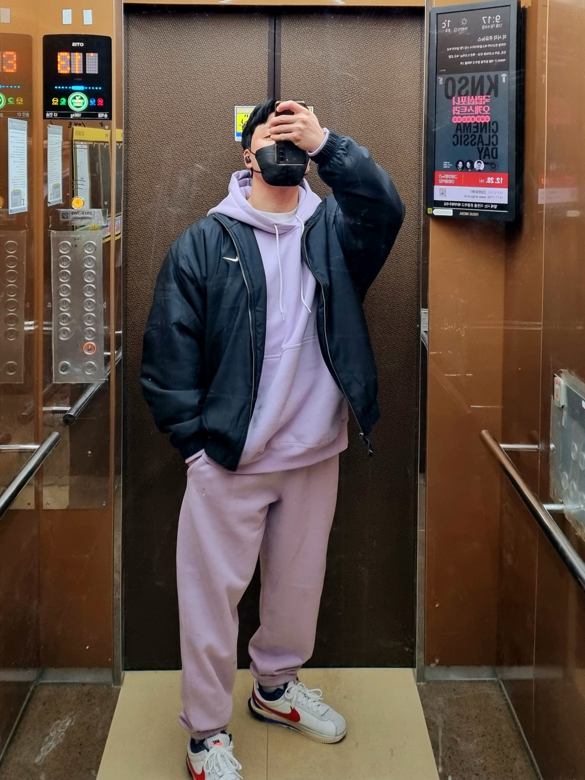 Nike x Sacai Zoom Cortez SP White and University Red, Nike NRG Solo Swoosh Satin Bomber Jacket Black - US/EU 착용 스타일 - 1