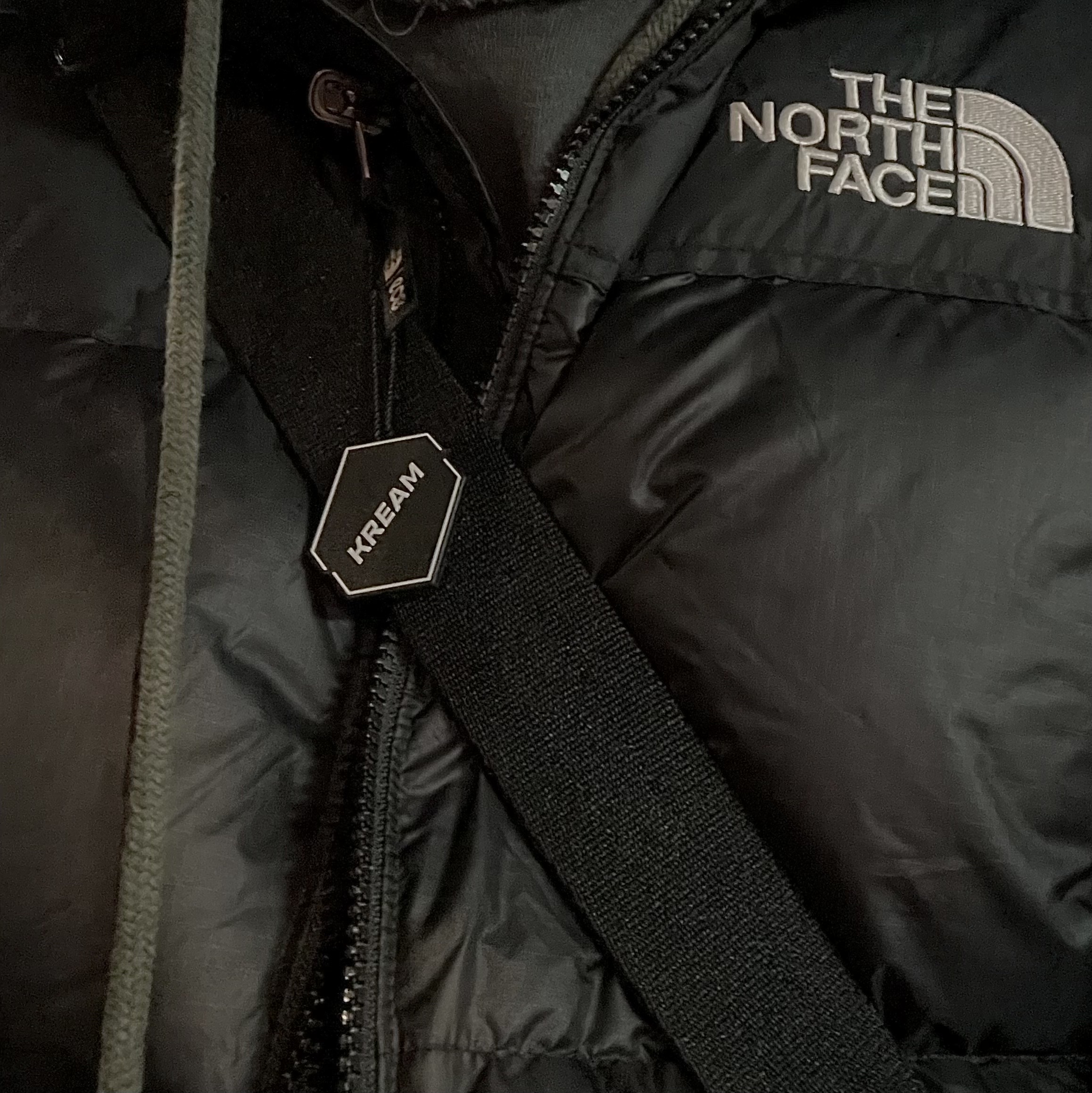 The North Face 1996 Eco Nuptse Jacket Black, Nike NSW Faux Fur Tote Bag Black 착용 스타일 - 1
