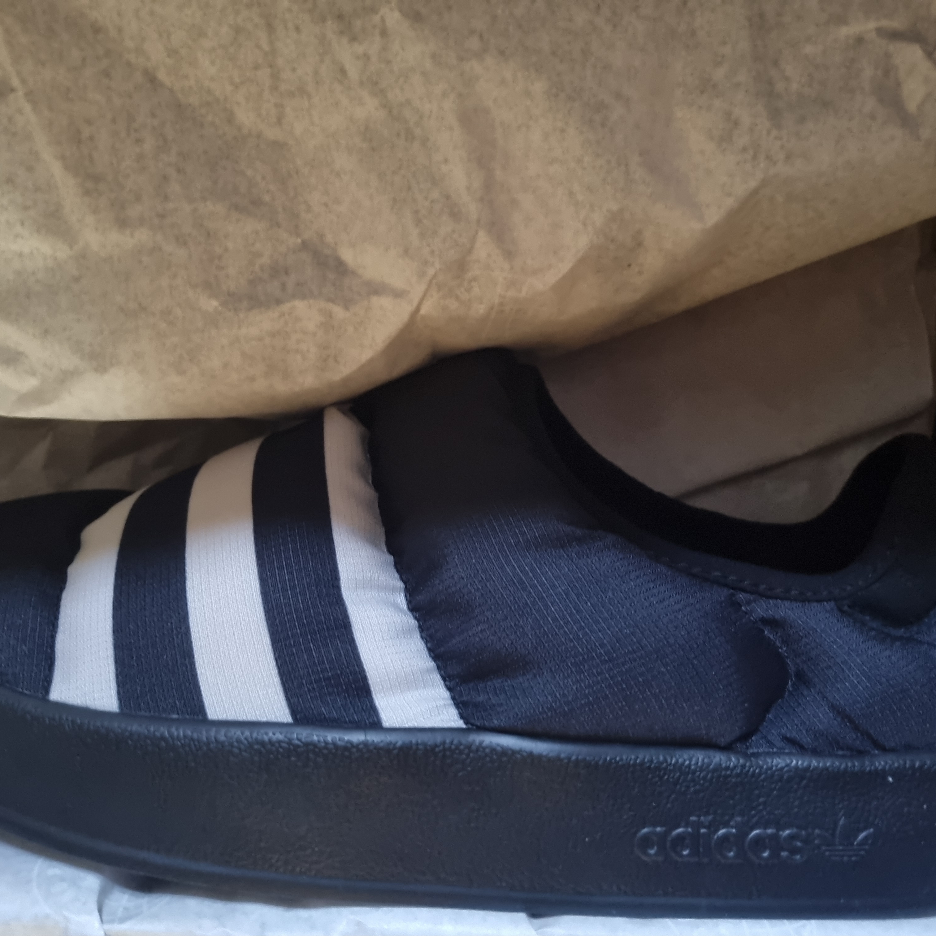 Adidas Puffylette Core Black 착용 스타일
