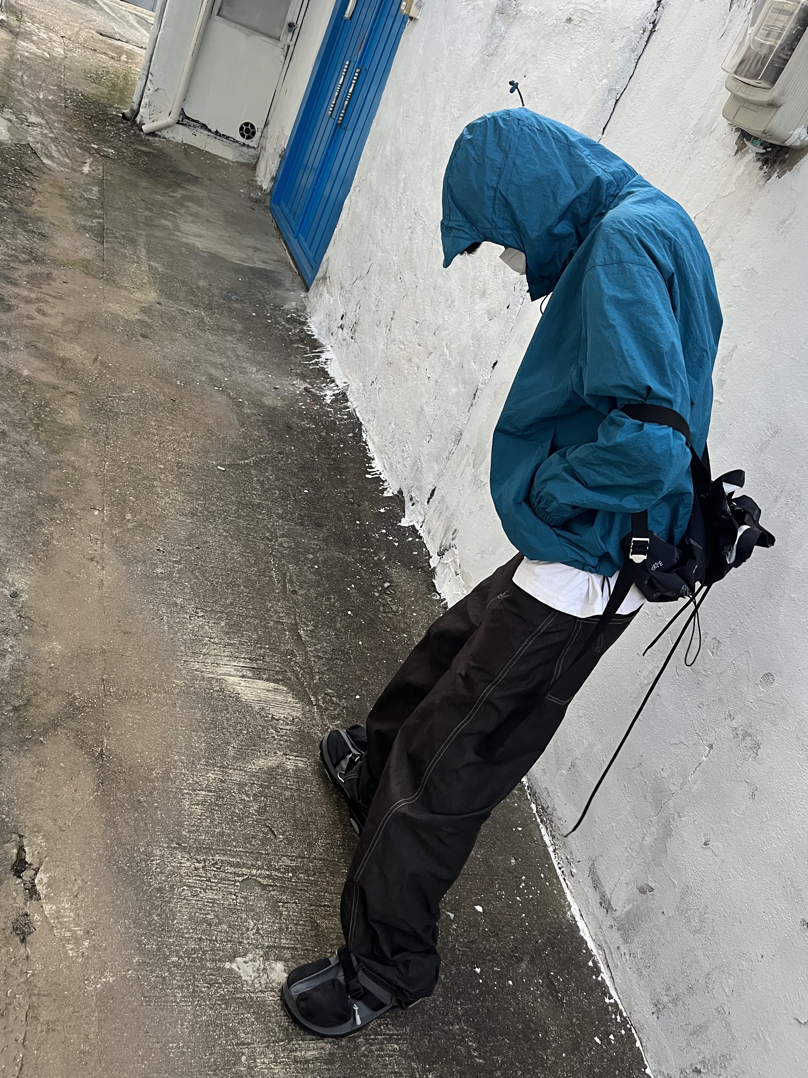 Crocs x Beams Classic All Terrain Mountain Parka Clog Grey 착용 스타일 - 2