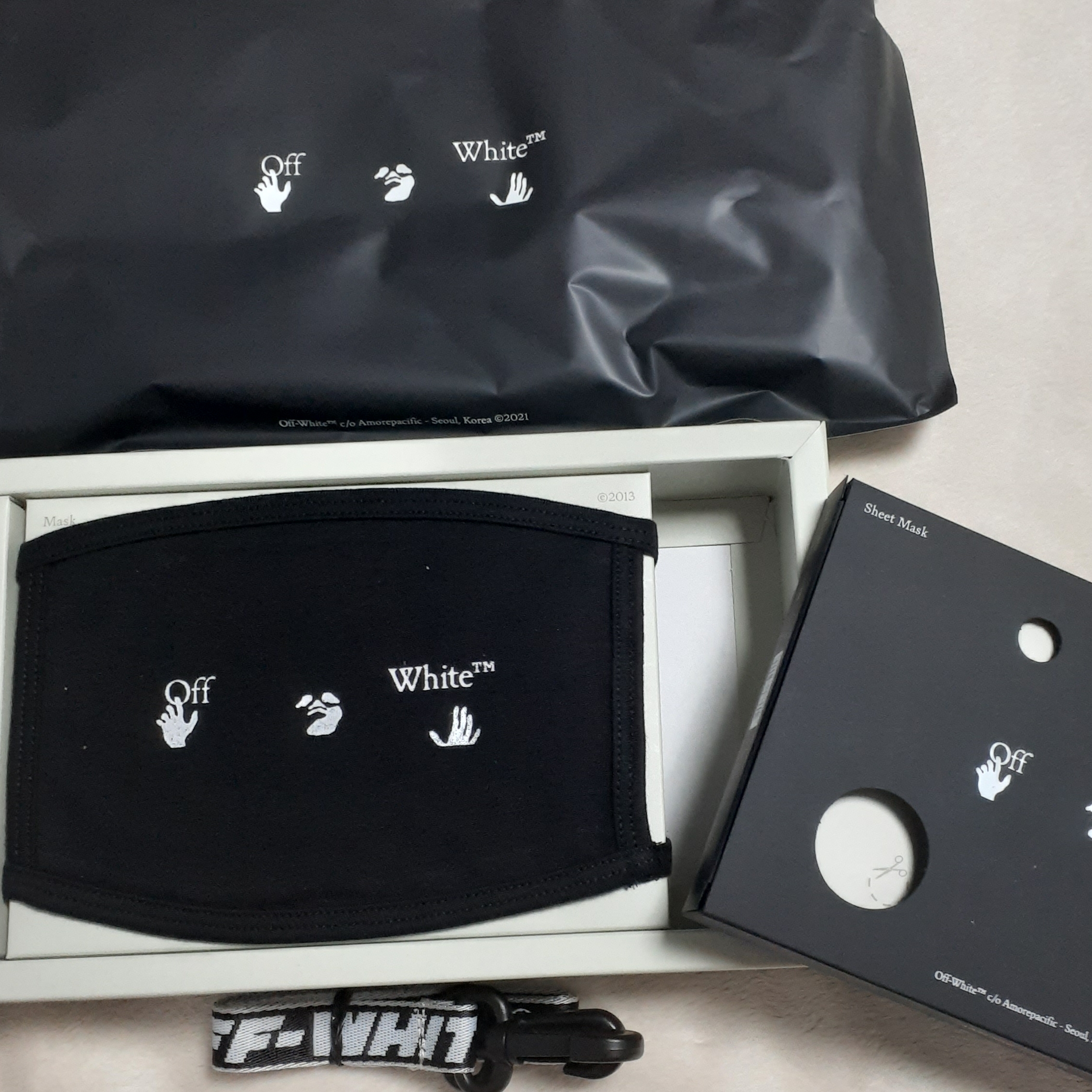 Off-White x Amore Pacific Protection Box (Without Cosmetics) 착용 스타일