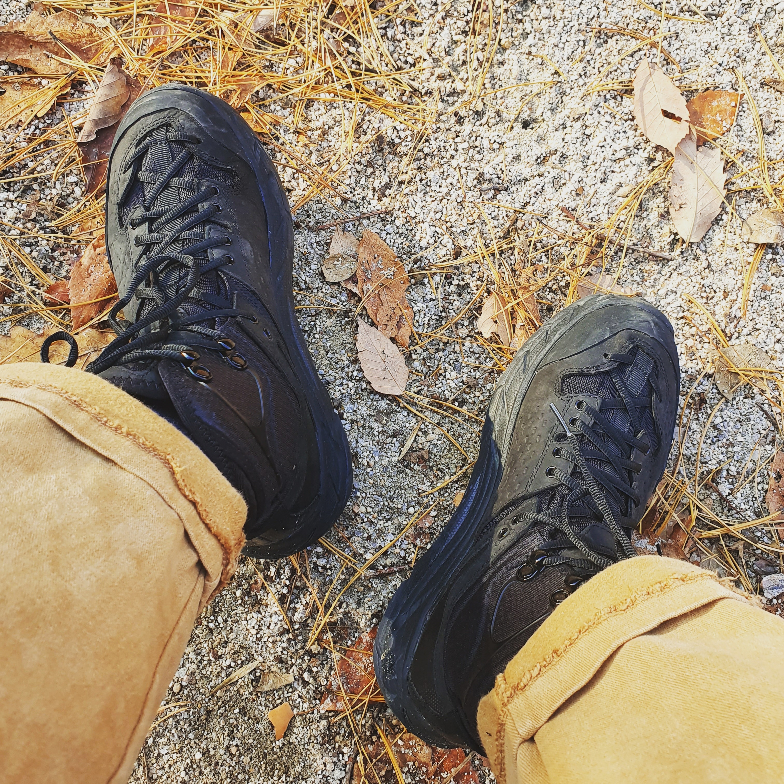 Hoka Tor Ultra High Black 착용 스타일