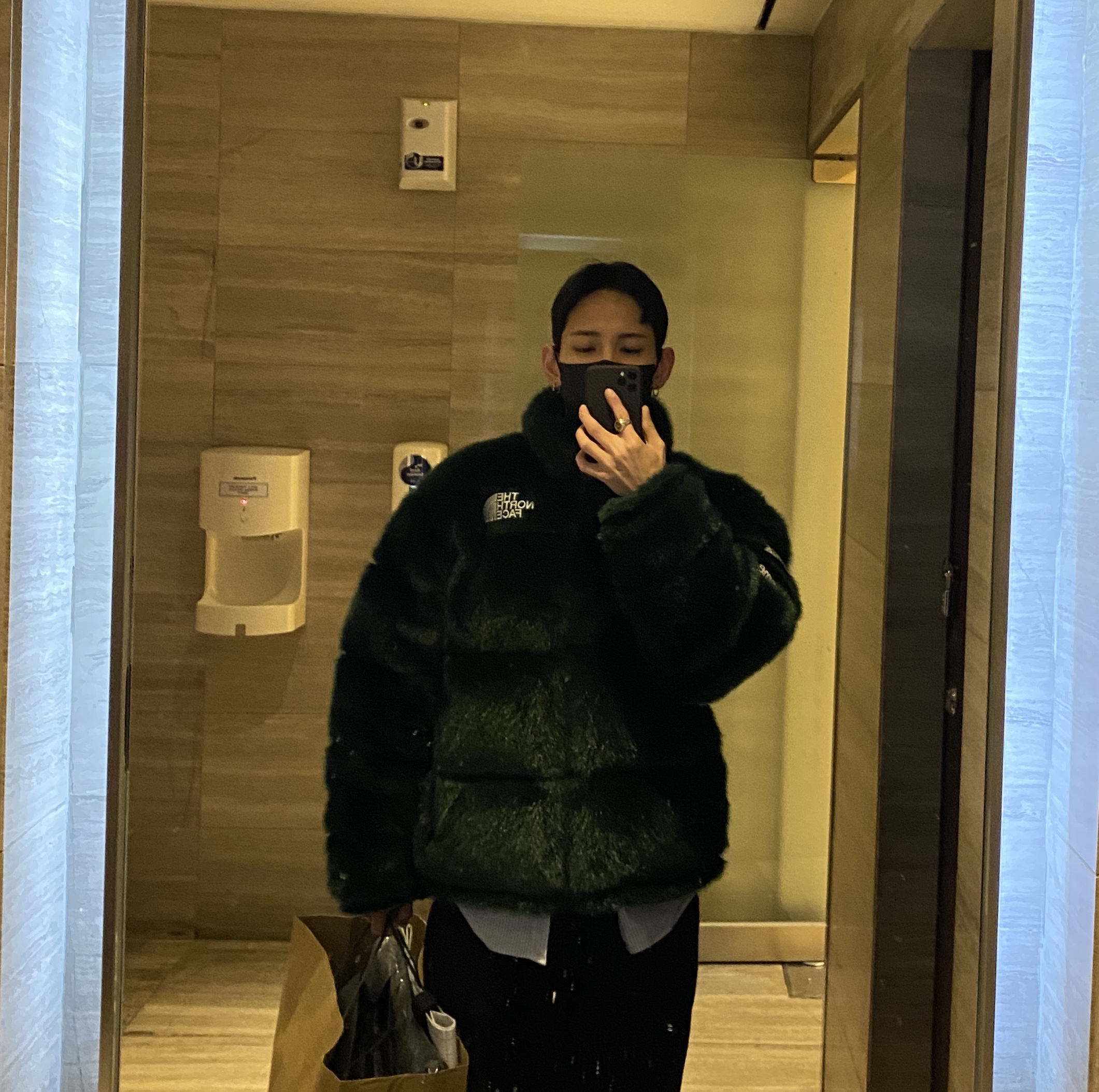Supreme x The North Face Faux Fur Nuptse Jacket Green - 20FW 착용 스타일 - 2