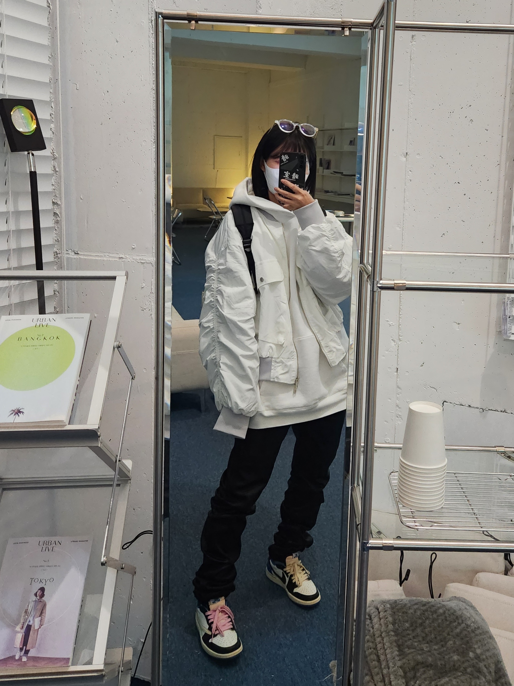 Undermycar Black Mamba Slim Fit Red Stitch Wax Coating Jeans Rumba Red - 22FW, Jordan 1 x Travis Scott x Fragment Retro Low OG SP Military Blue 착용 스타일 - 2
