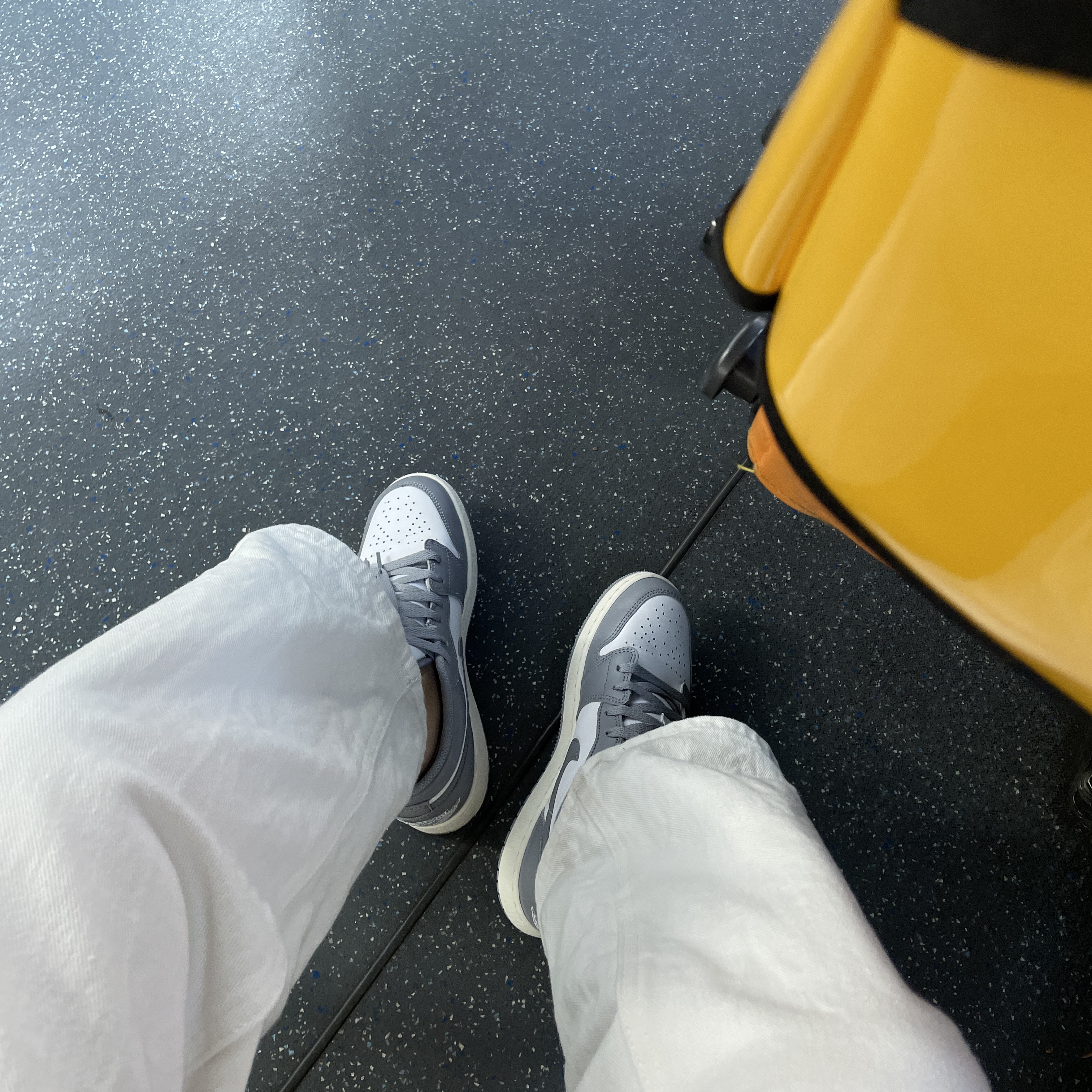 Jordan 1 Low Stealth and White 착용 스타일