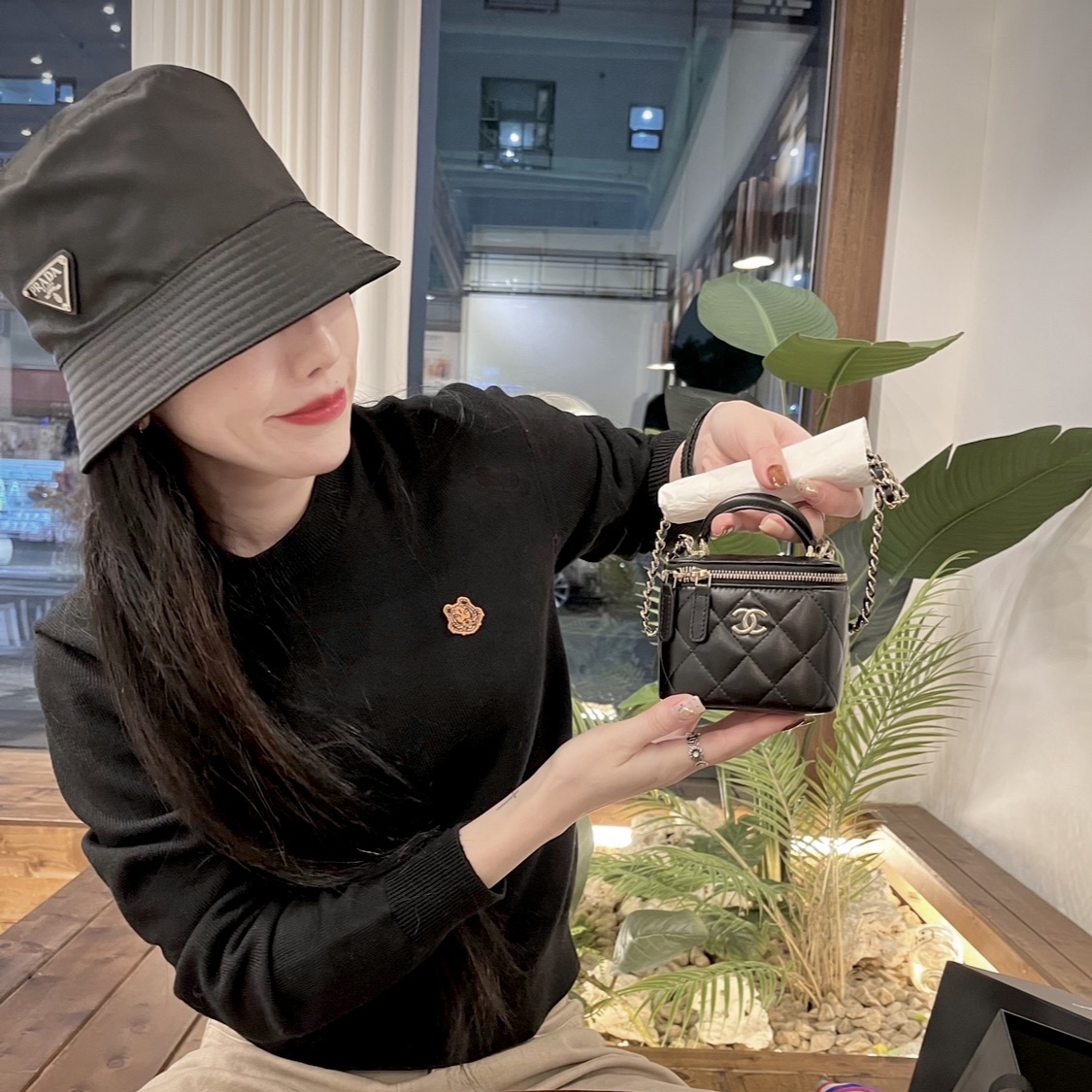 Chanel Small Vanity With Chain Lambskin & Gold Black, Prada Re-Nylon Bucket Hat Black 착용 스타일