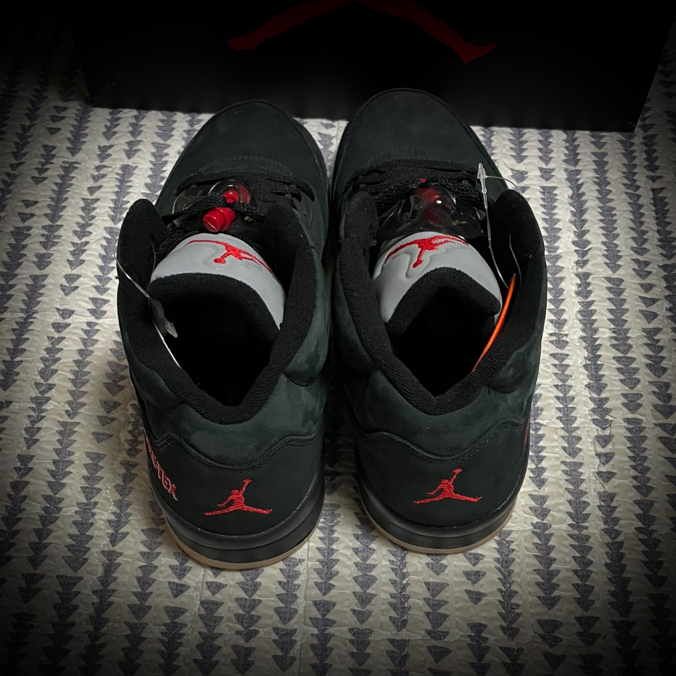 (W) Jordan 5 Retro Gore-Tex Off Noir Fire Red 착용 스타일 - 3
