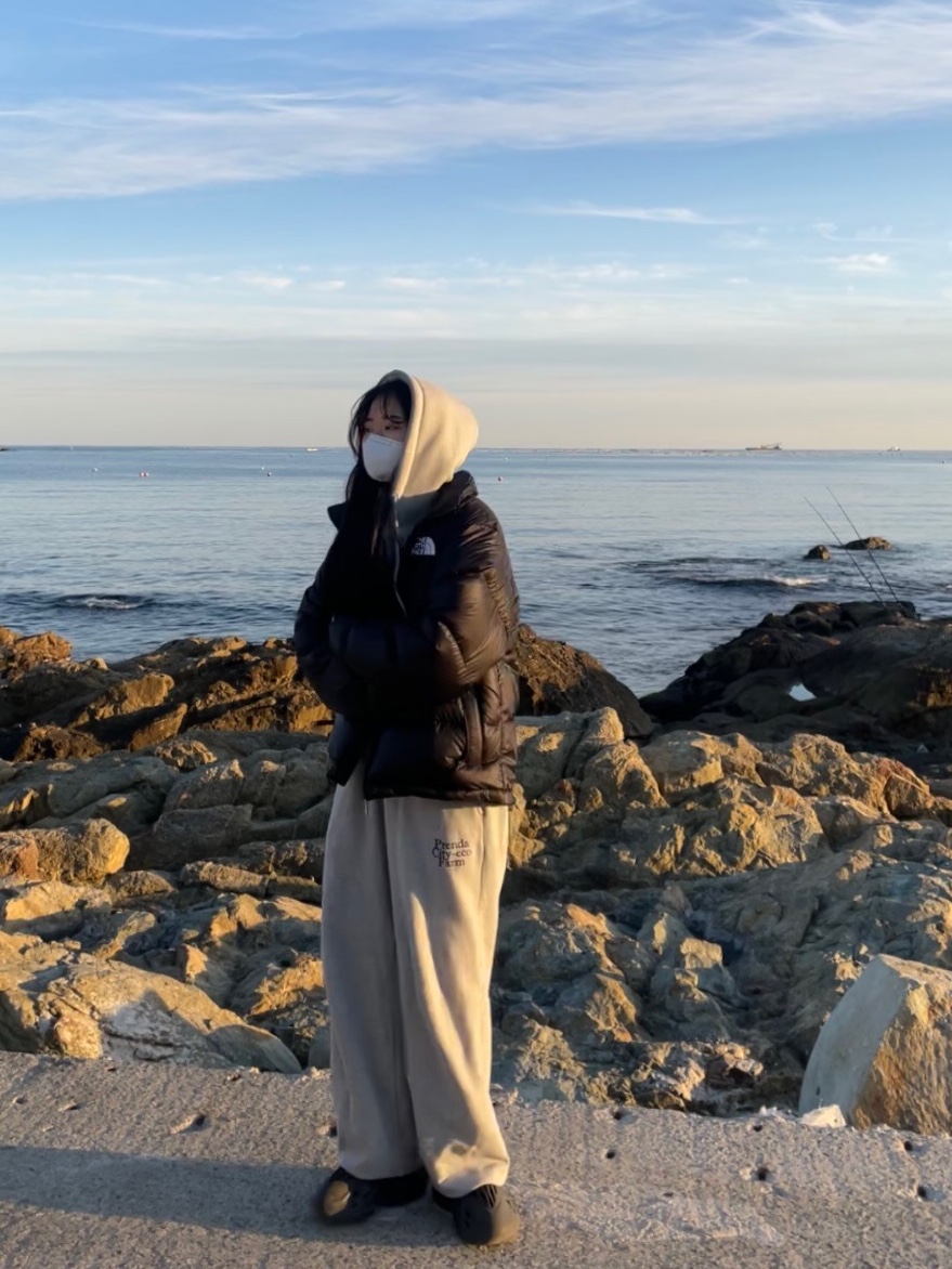 The North Face 1996 Eco Nuptse Jacket Black, Adidas Yeezy Foam RNNR Onyx 착용 스타일 - 2