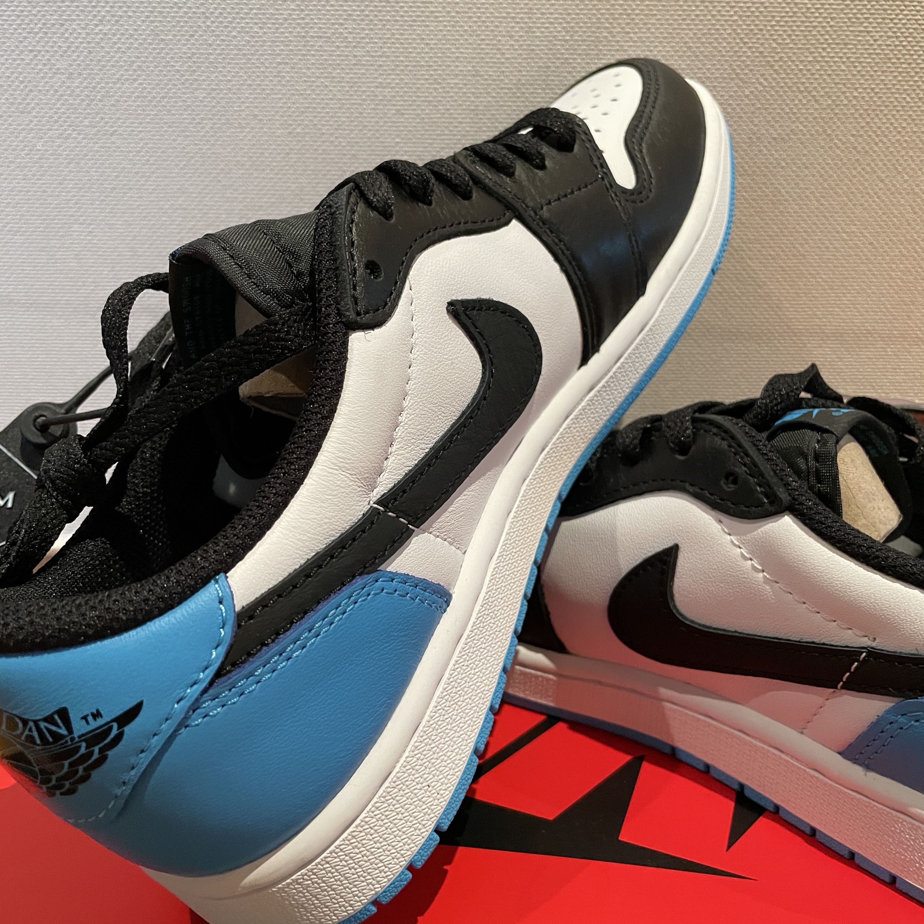 Jordan 1 Retro Low OG Black and Dark Powder Blue 착용 스타일