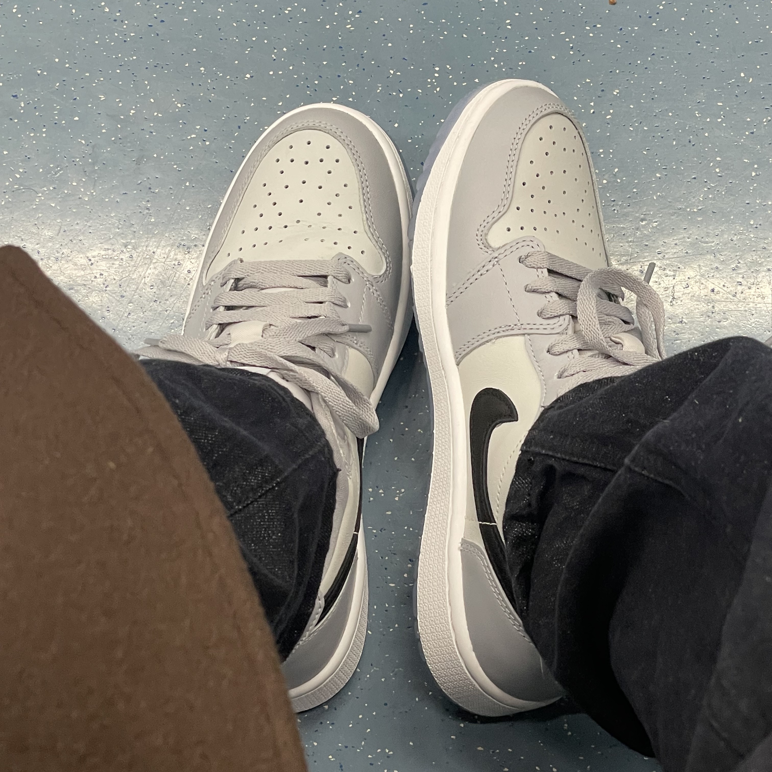 Jordan 1 Low Golf Wolf Grey 착용 스타일 - 1