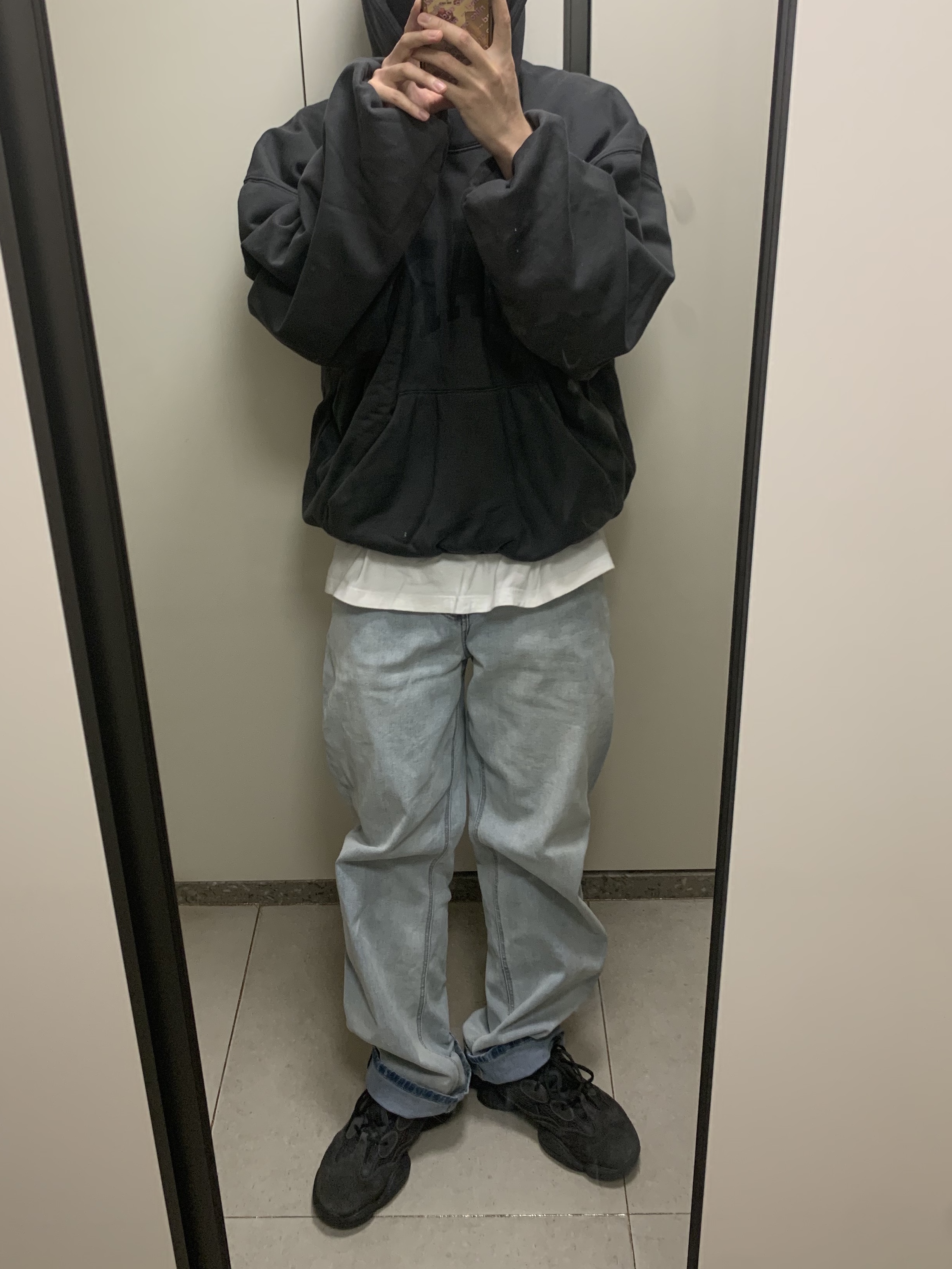 Yeezy Gap Engineered By Balenciaga Dove Hoodie Black, Adidas Yeezy 500 Utility Black 2018/2020 착용 스타일 - 2
