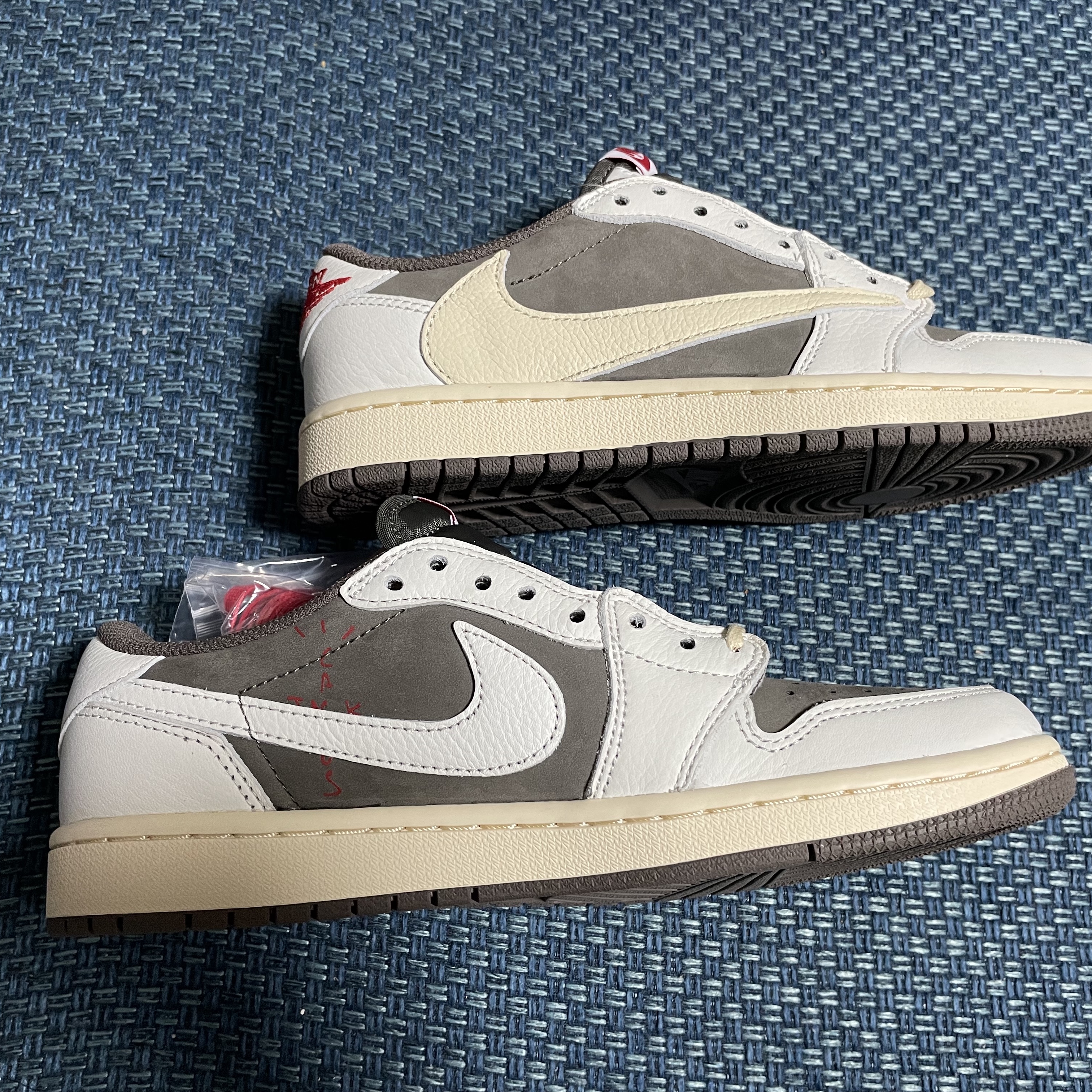 Jordan 1 x Travis Scott Retro Low OG SP Sail and Ridgerock 착용 스타일 - 2