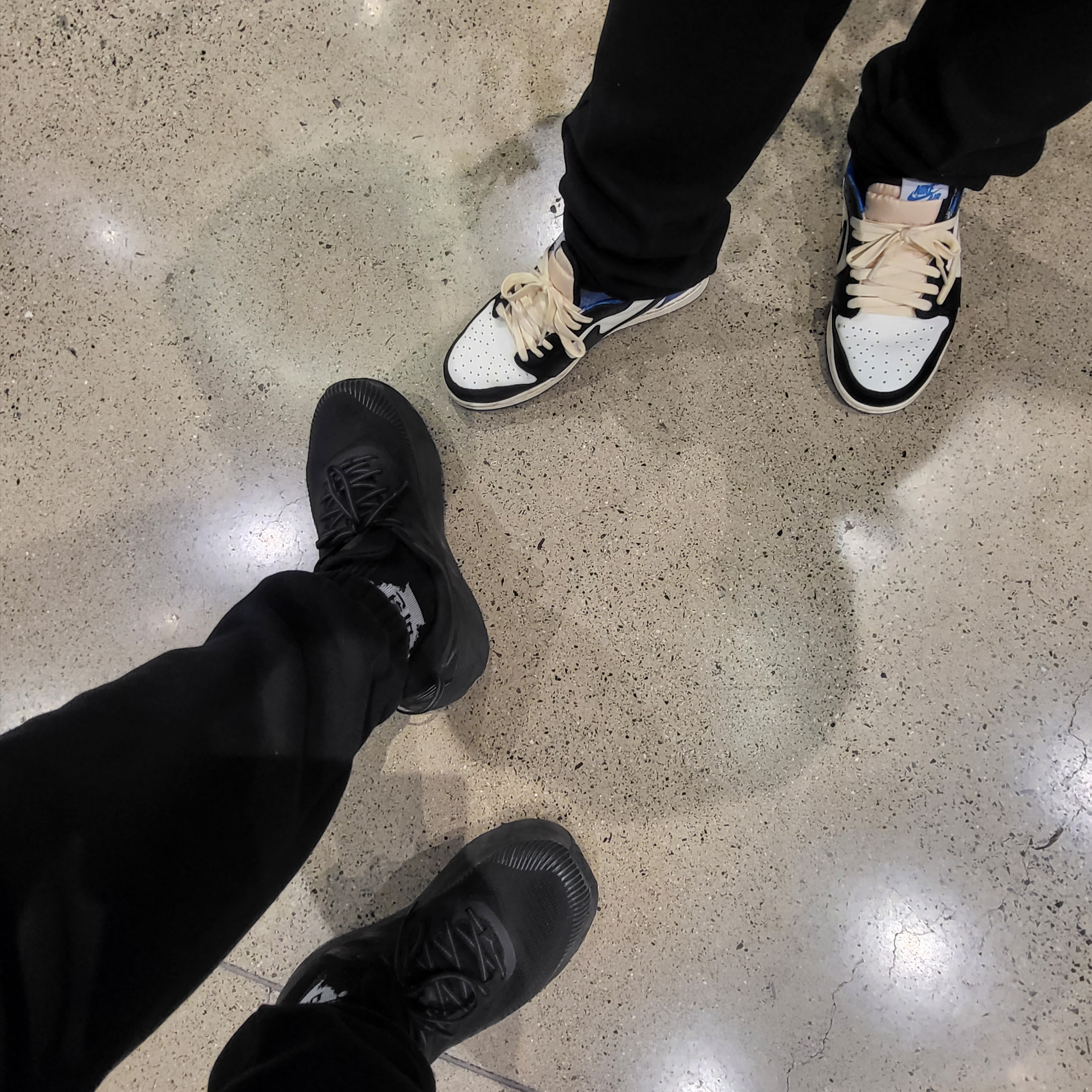 Jordan 1 x Travis Scott x Fragment Retro Low OG SP Military Blue, Hoka Bondi 7 Black - Wide 착용 스타일 - 2