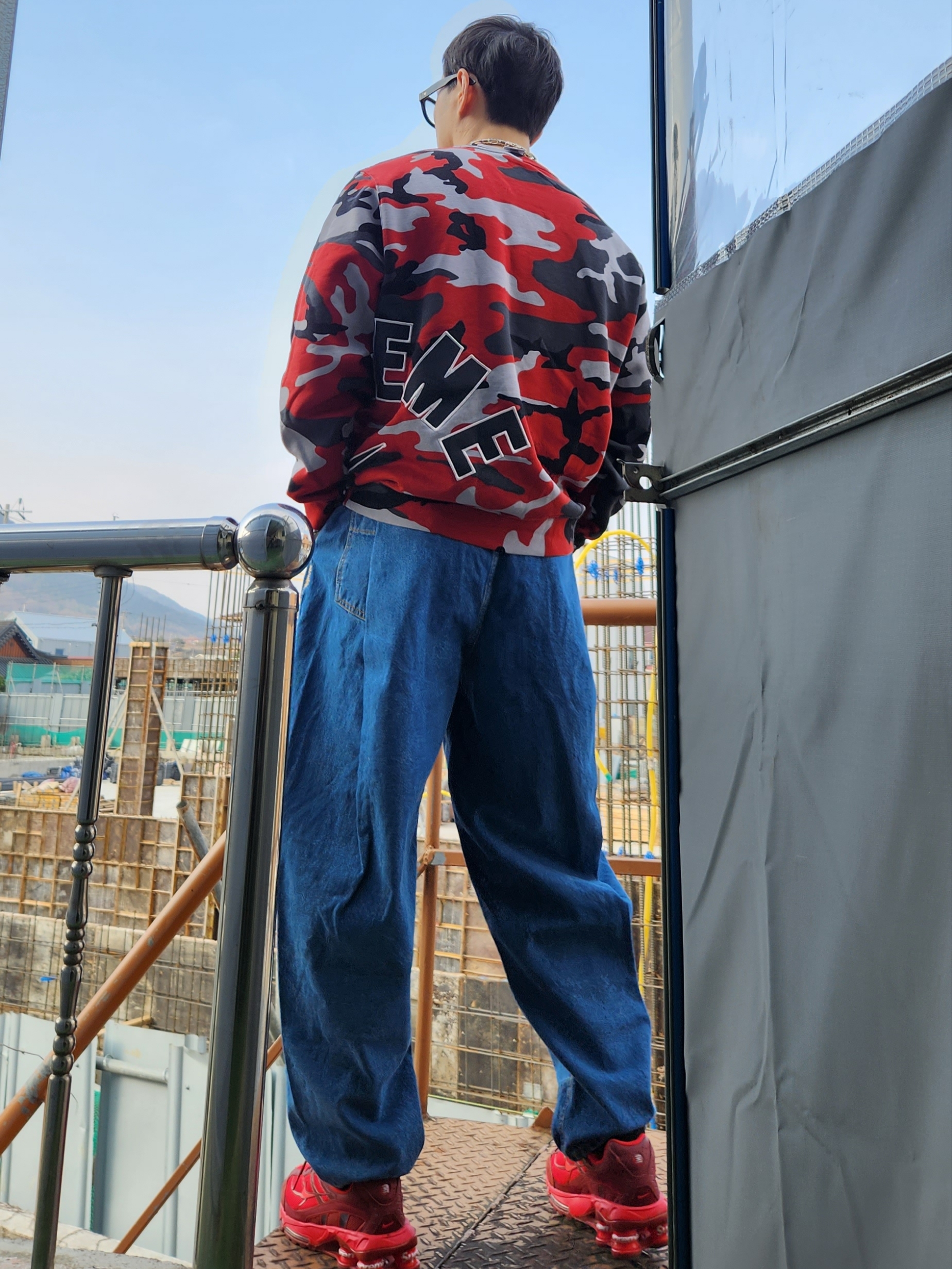 Zara x Ader Error Barrel Leg Jeans Blue, Louis Vuitton Monogram Chain Necklace Silver 착용 스타일 - 3