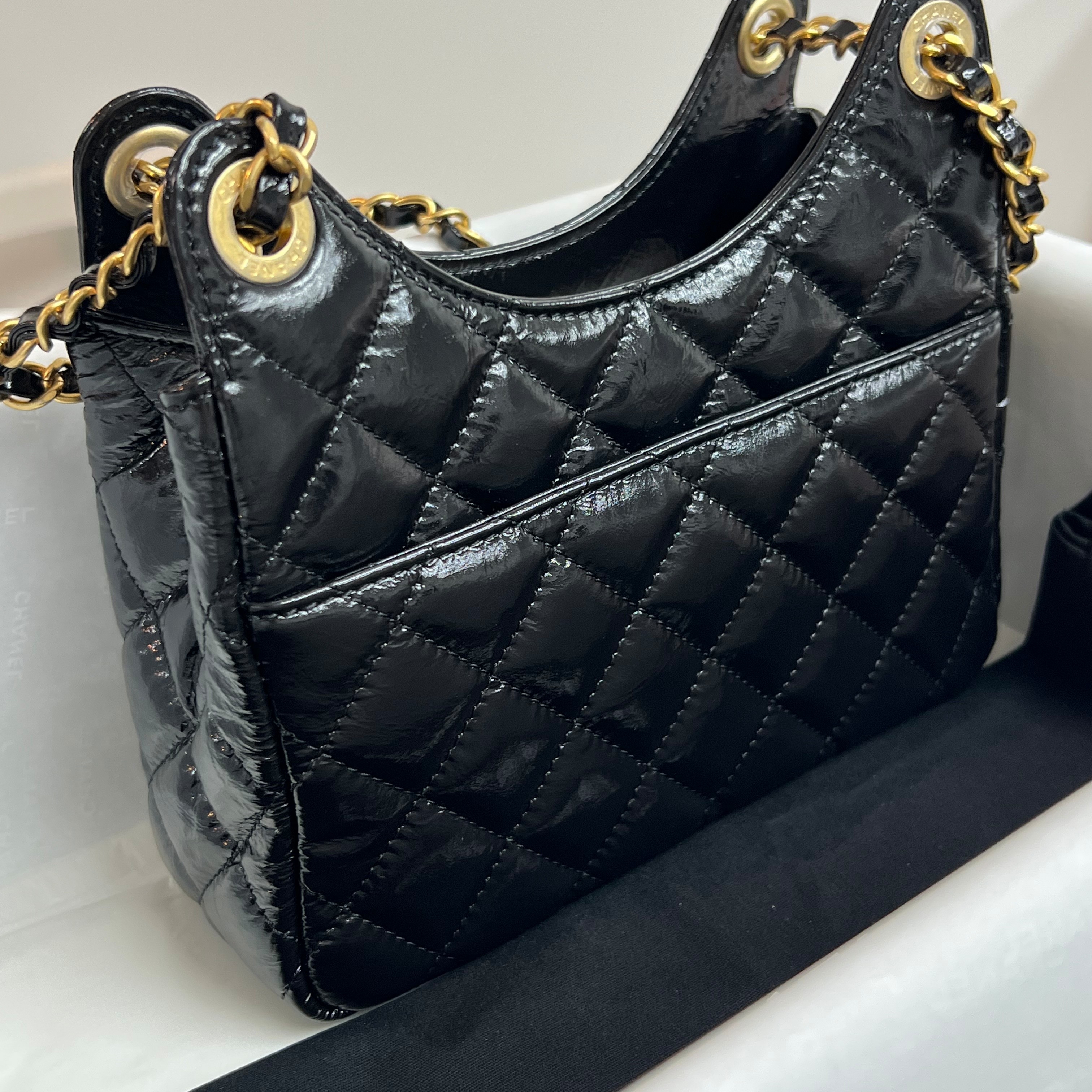 Chanel Small Hobo Bag Shiny Crumpled Calfskin & Gold Black 착용 스타일 - 2