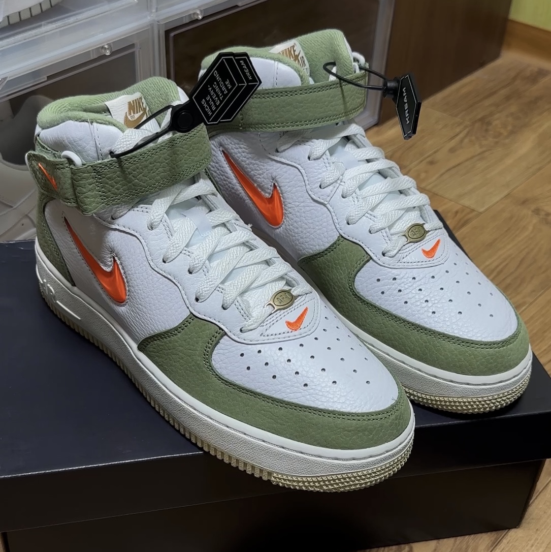Nike Air Force 1 Mid '07 QS Olive Green and Total Orange 착용 스타일 - 2