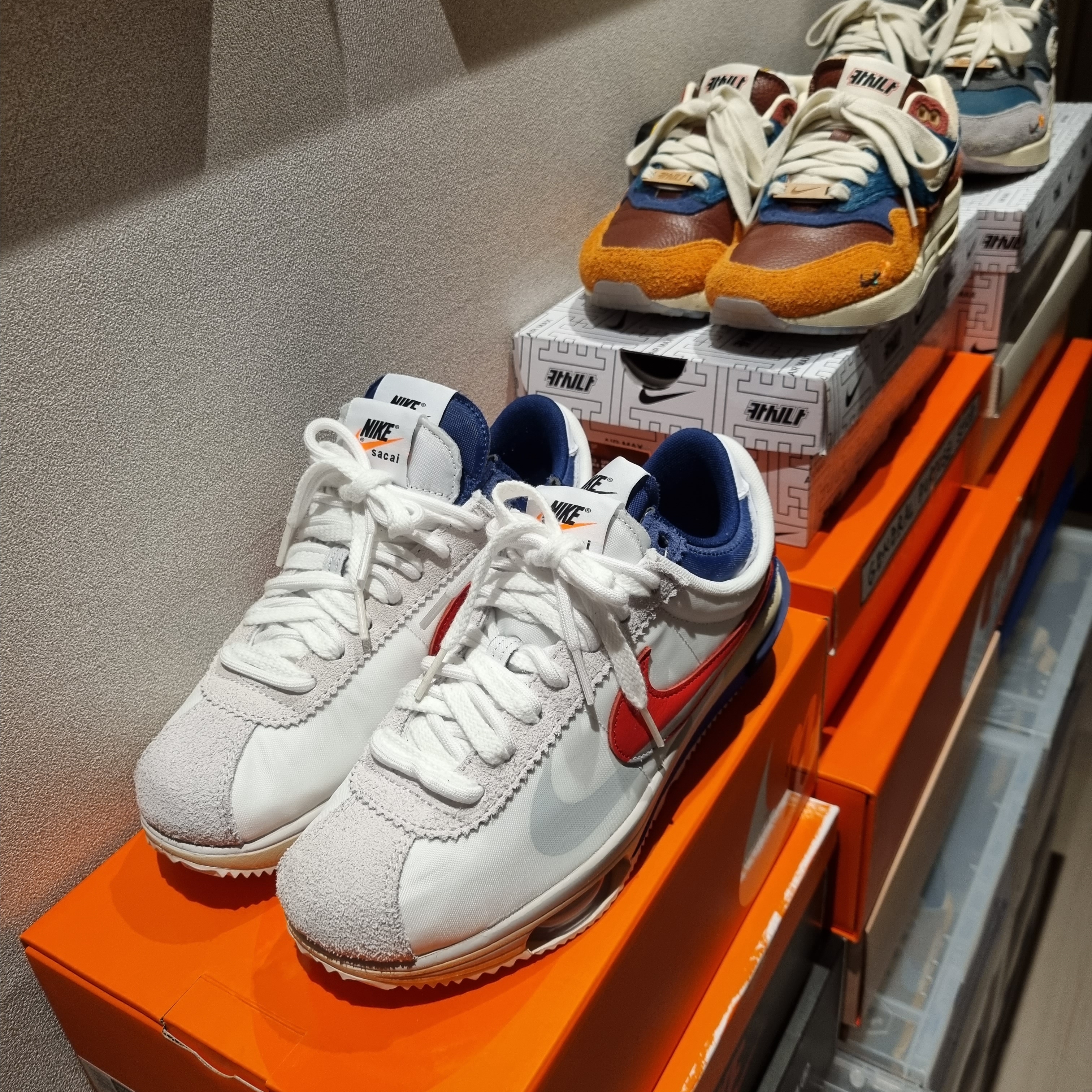 Nike x Sacai Zoom Cortez SP White and University Red 착용 스타일 - 3