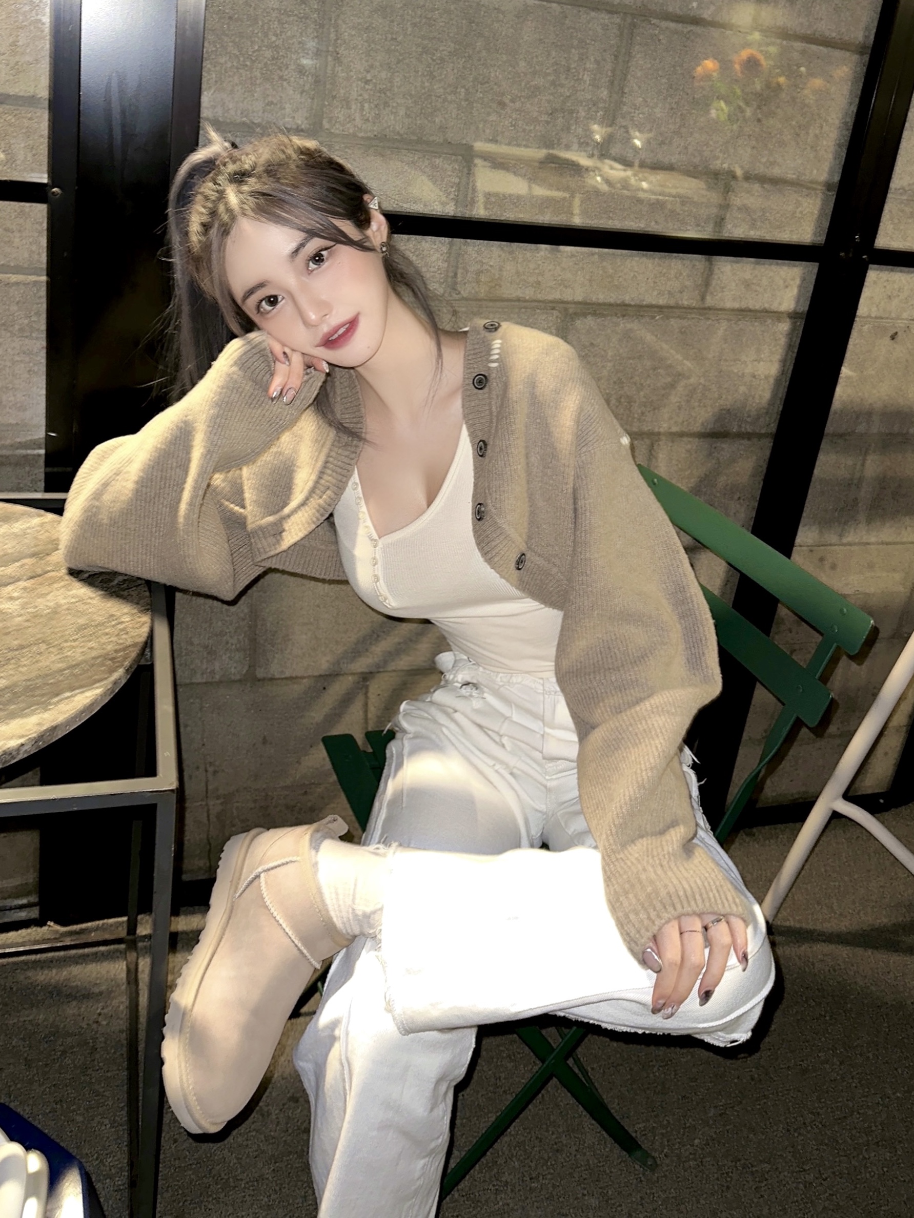 (W) UGG Classic Ultra Mini Boots Sand 착용 스타일 - 2