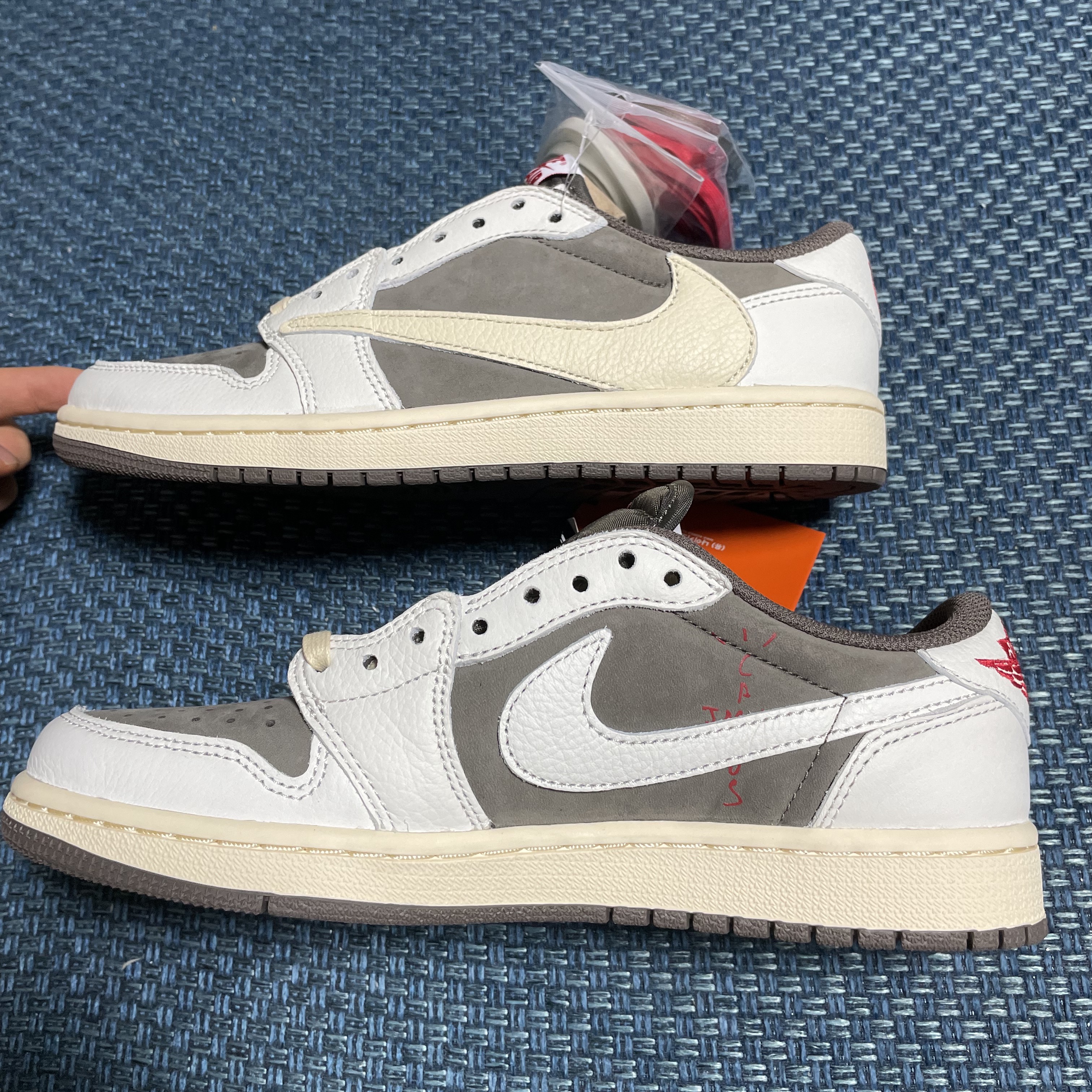 Jordan 1 x Travis Scott Retro Low OG SP Sail and Ridgerock 착용 스타일 - 1
