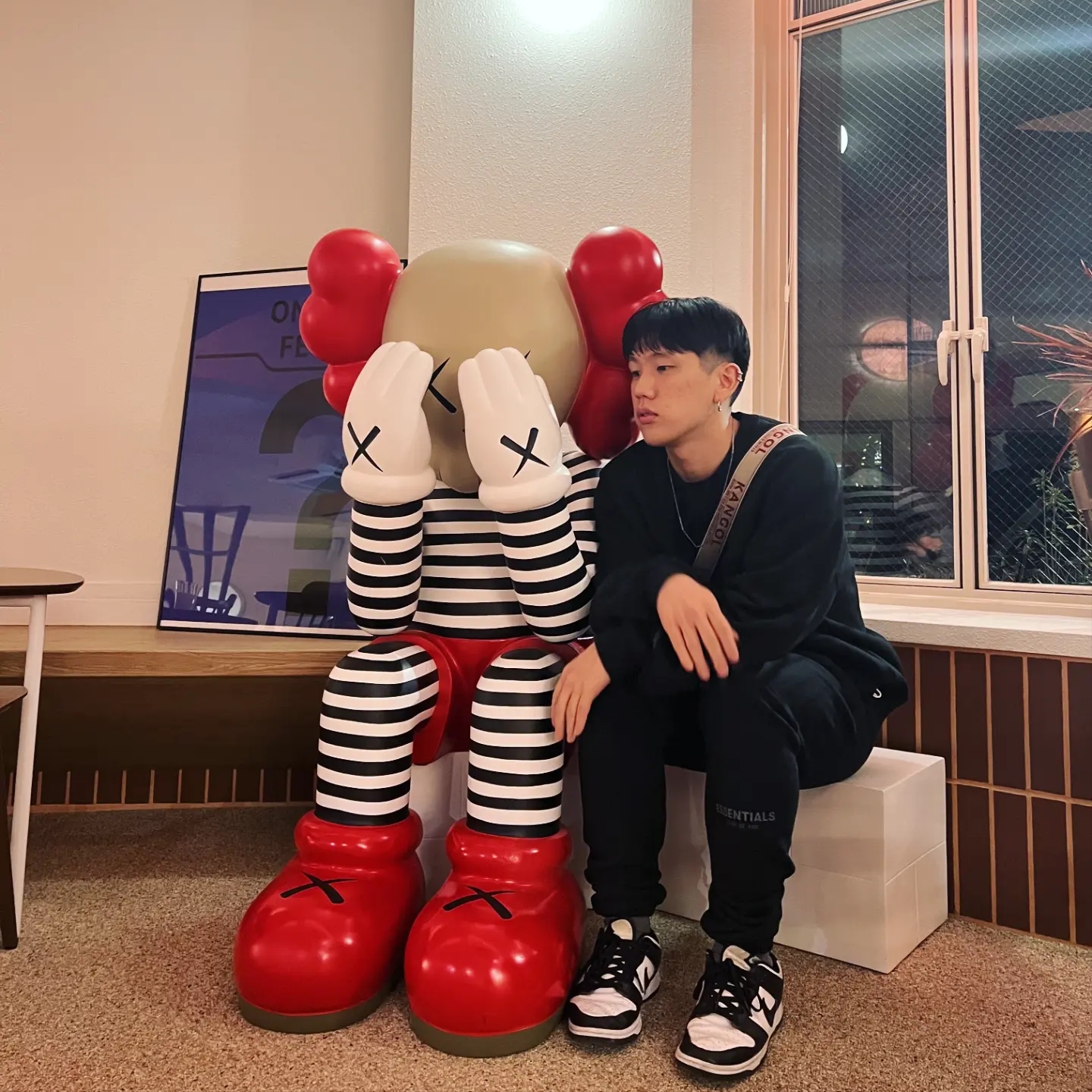 Essentials The Core Collection Sweatpants Black, Essentials The Core Collection Pullover Crewneck Black 착용 스타일 - 3