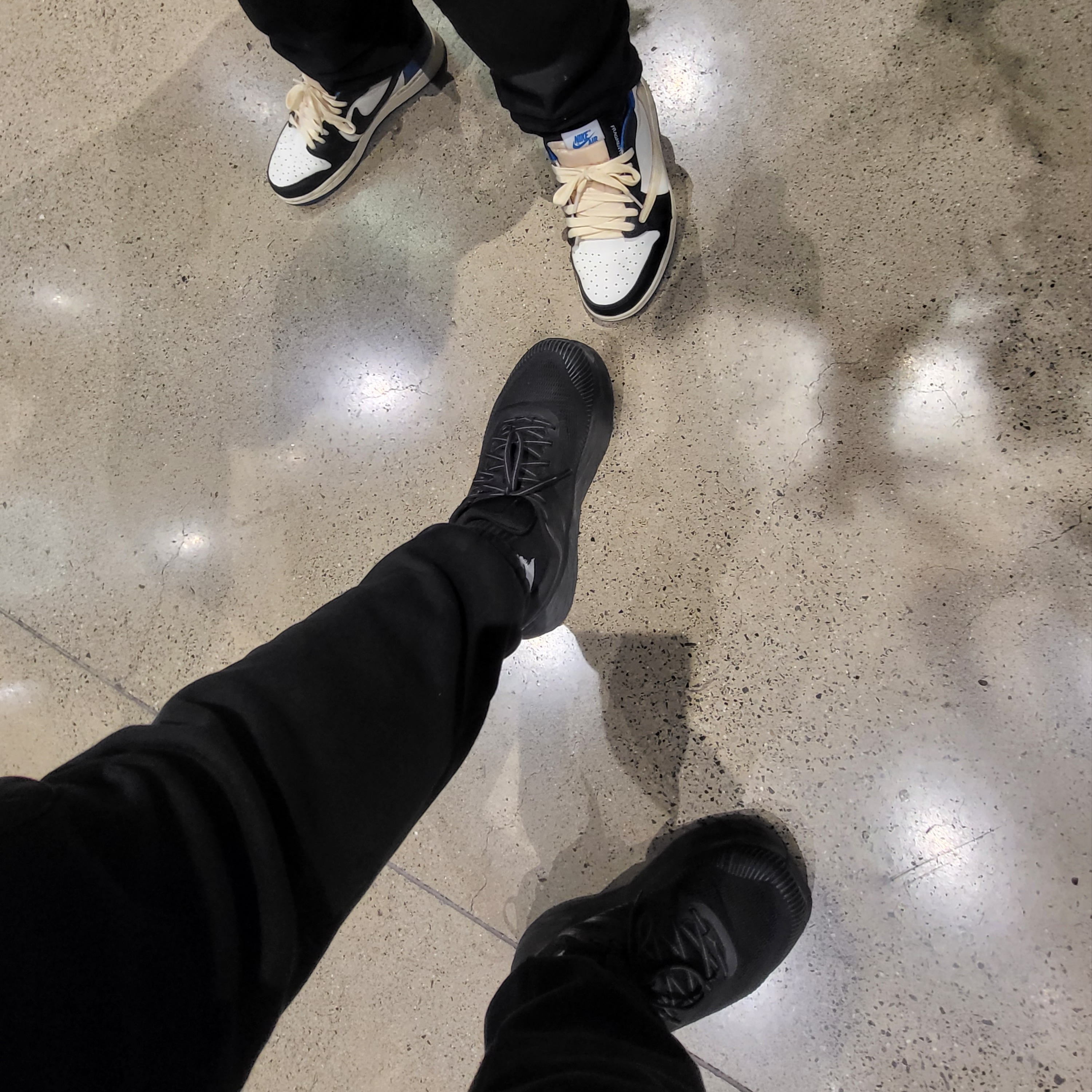 Jordan 1 x Travis Scott x Fragment Retro Low OG SP Military Blue, Hoka Bondi 7 Black - Wide 착용 스타일 - 1