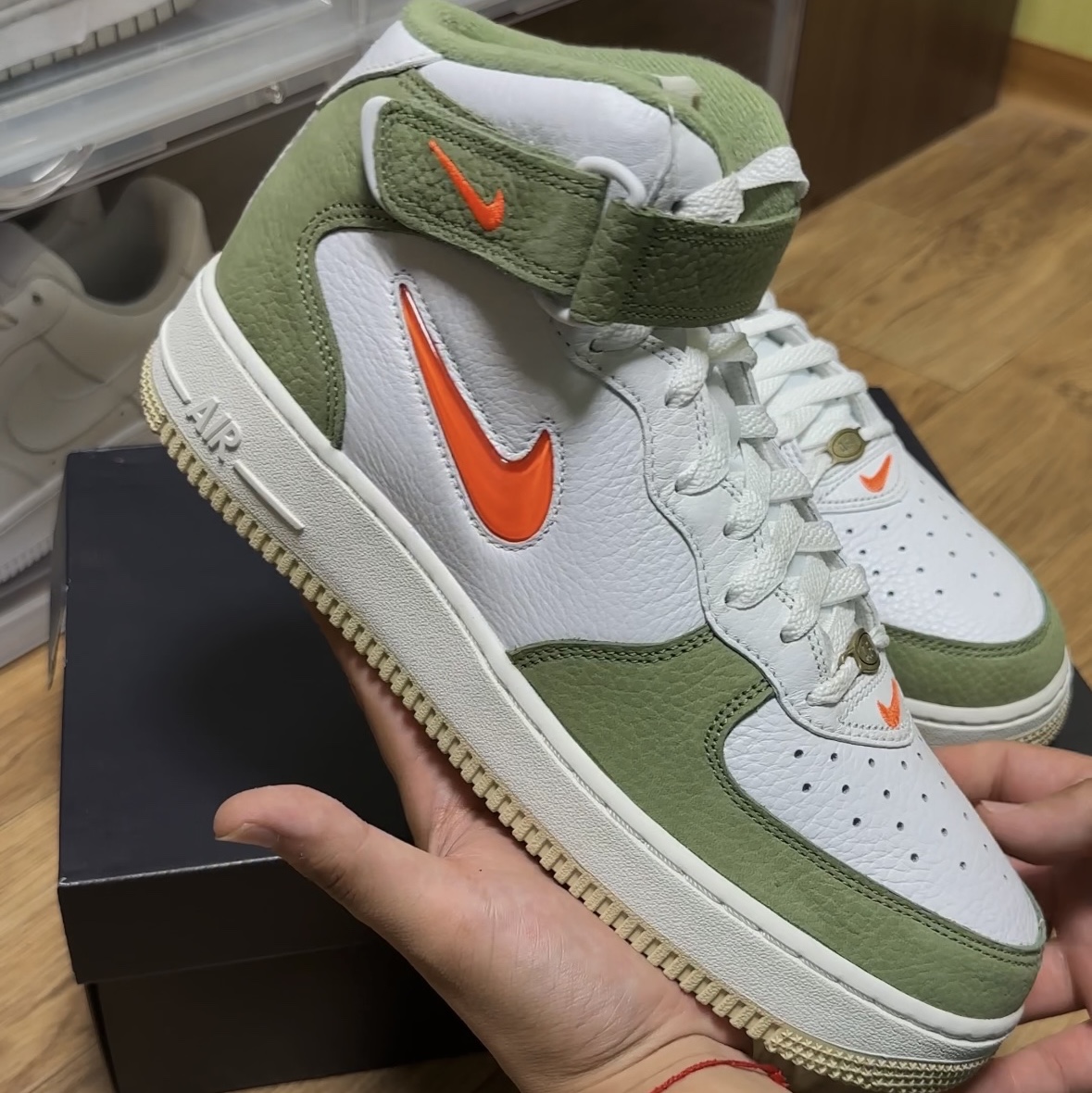Nike Air Force 1 Mid '07 QS Olive Green and Total Orange 착용 스타일 - 1