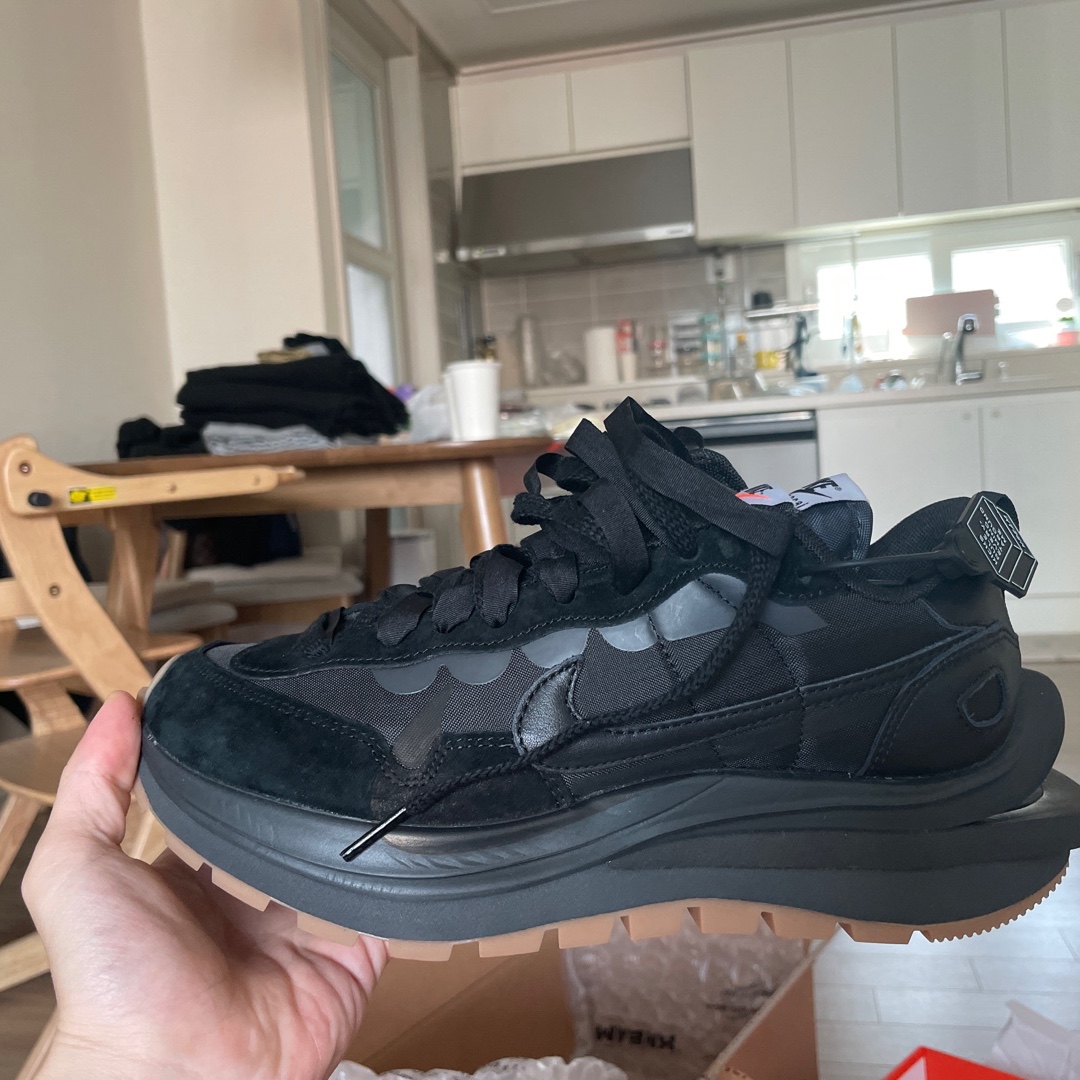 Nike x Sacai VaporWaffle Black and Gum 착용 스타일