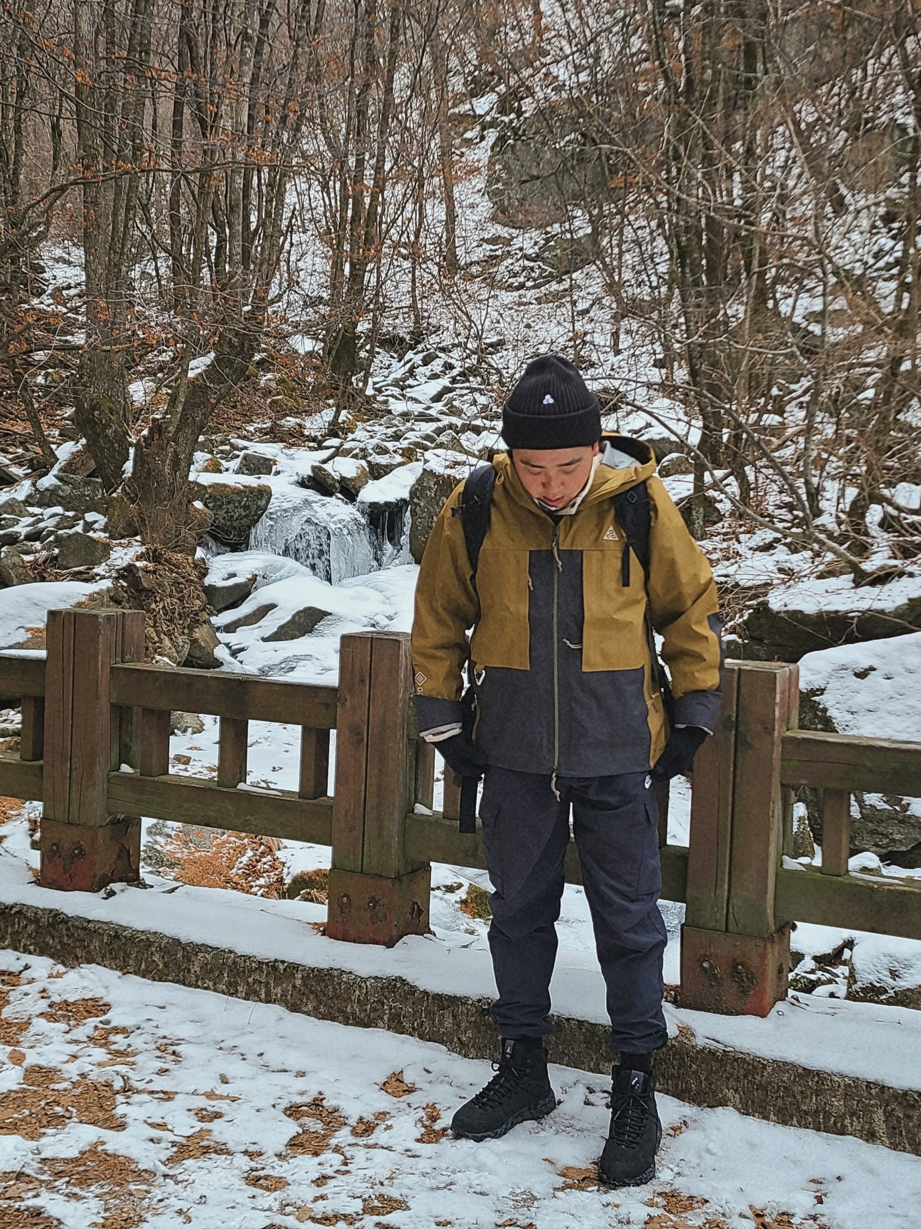 Nike ACG Gore-Tex Misery Ridge Jacket Golden Beige - Asia, Nike NRG ACG Cuffed Beanie Black 착용 스타일 - 1