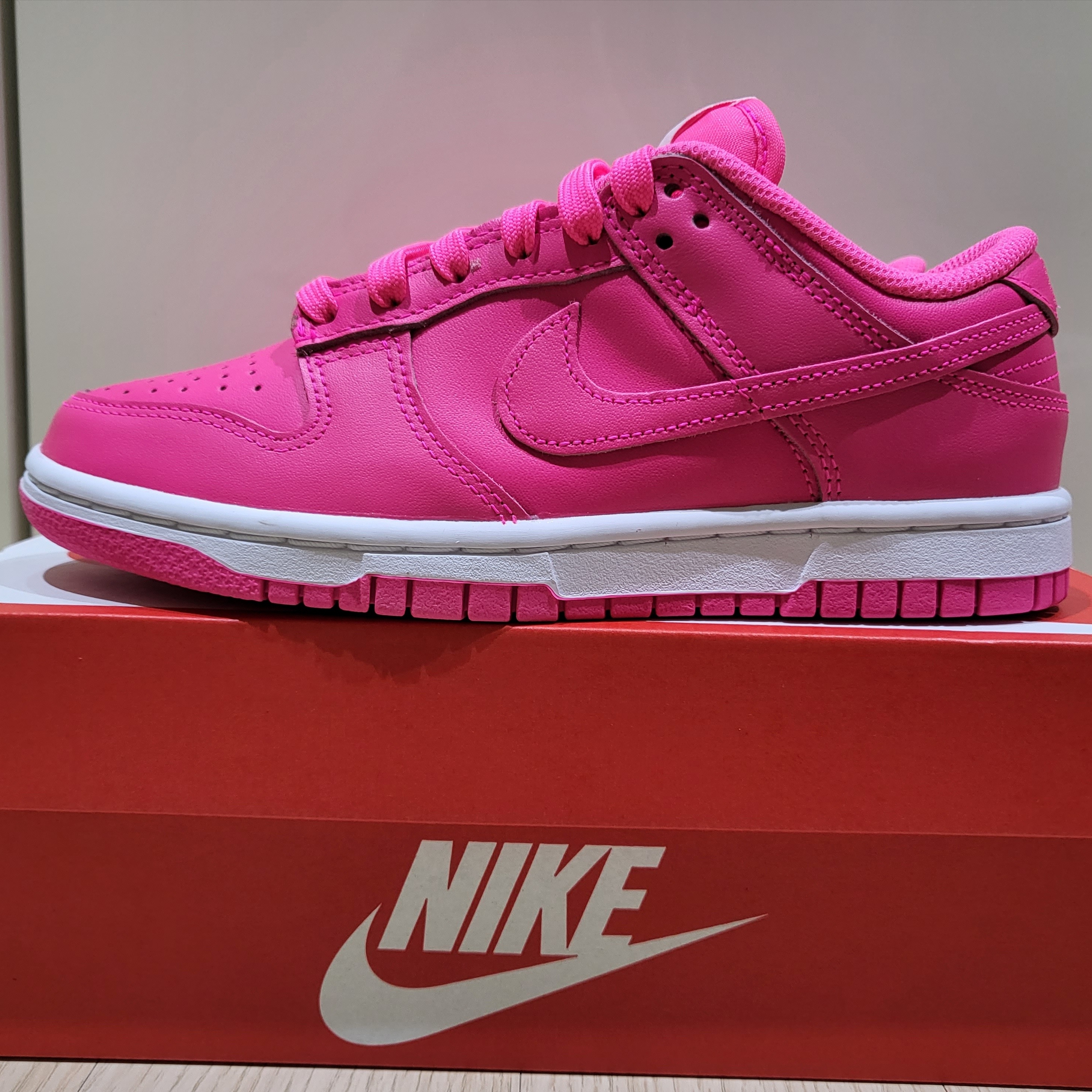 (W) Nike Dunk Low Hyper Pink 착용 스타일 - 3