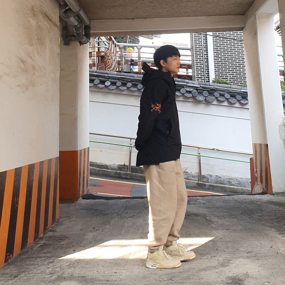Arc'teryx x Beams Zeta SL Jacket Black Orange, (W) Jordan 4 x Off-White Retro SP Sail 착용 스타일 - 2