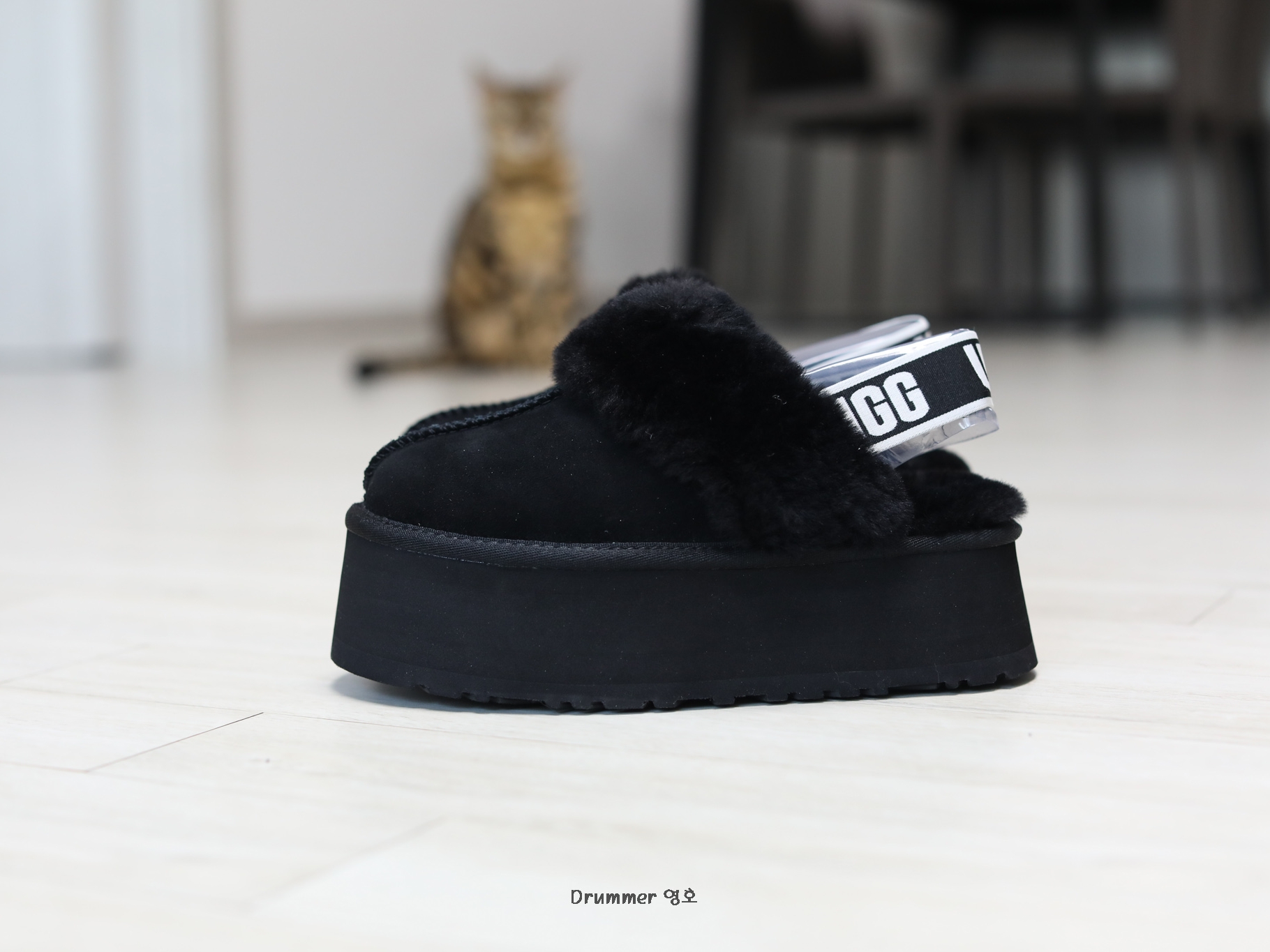 (W) UGG Funkette Slides Black 착용 스타일