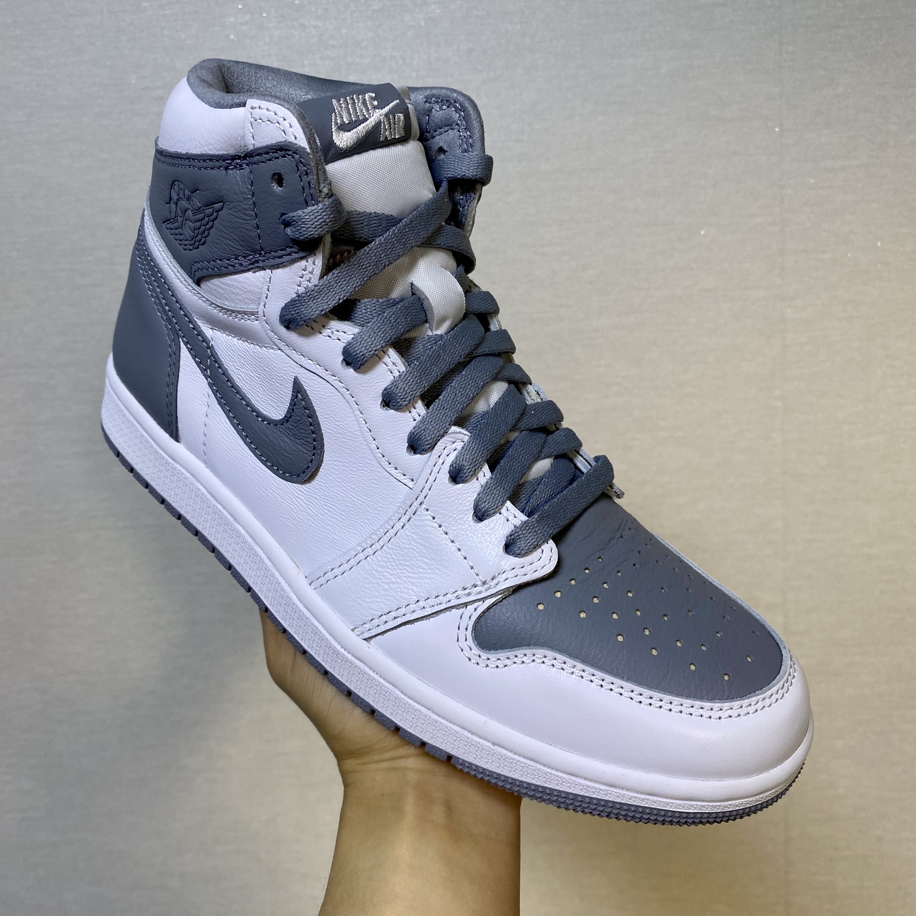 Jordan 1 Retro High OG Stealth 착용 스타일 - 3