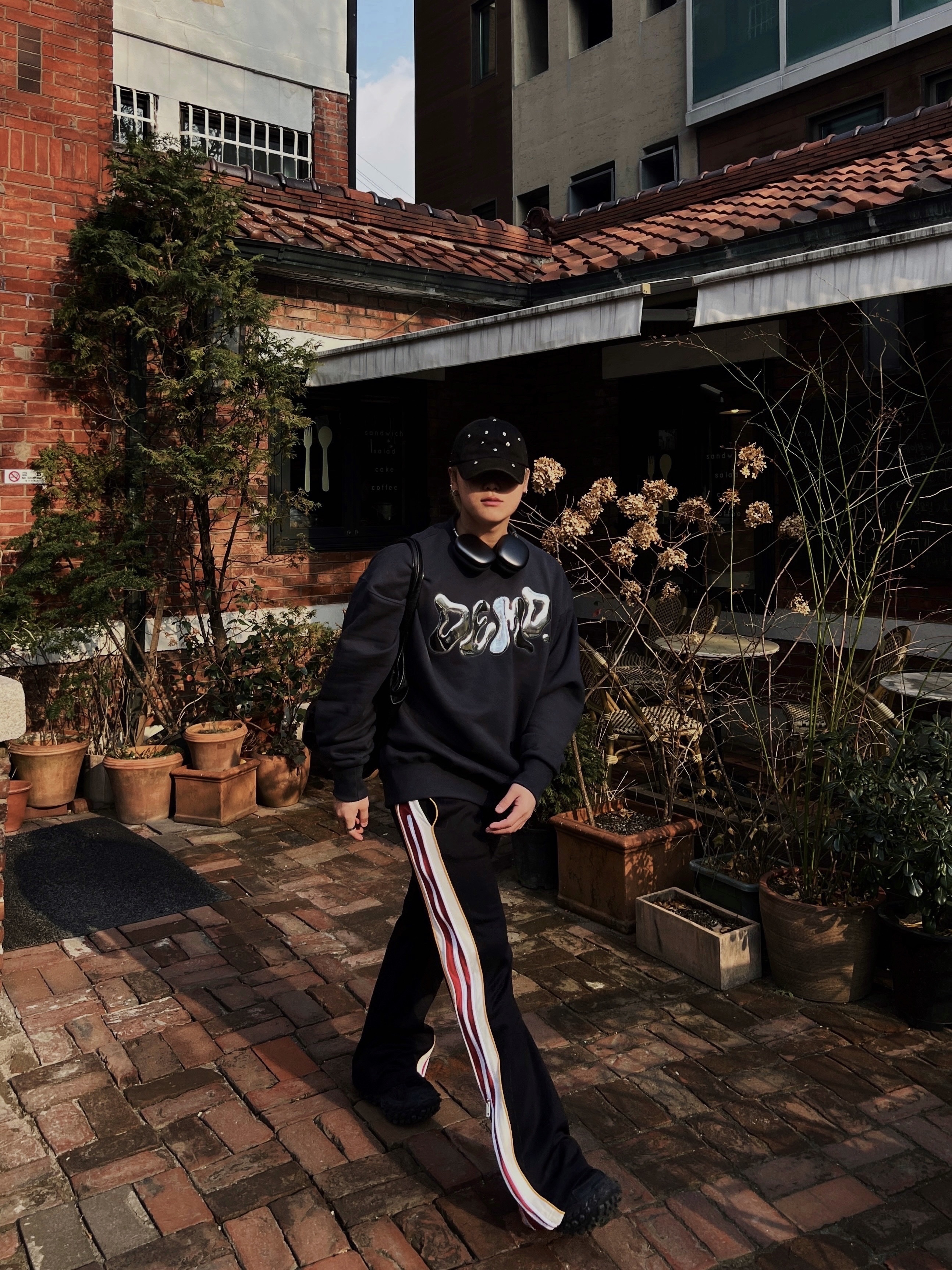 Diesel P-Zampock Sweatpants with Side Zip Black, Balenciaga Defender Sneakers Black 착용 스타일 - 1