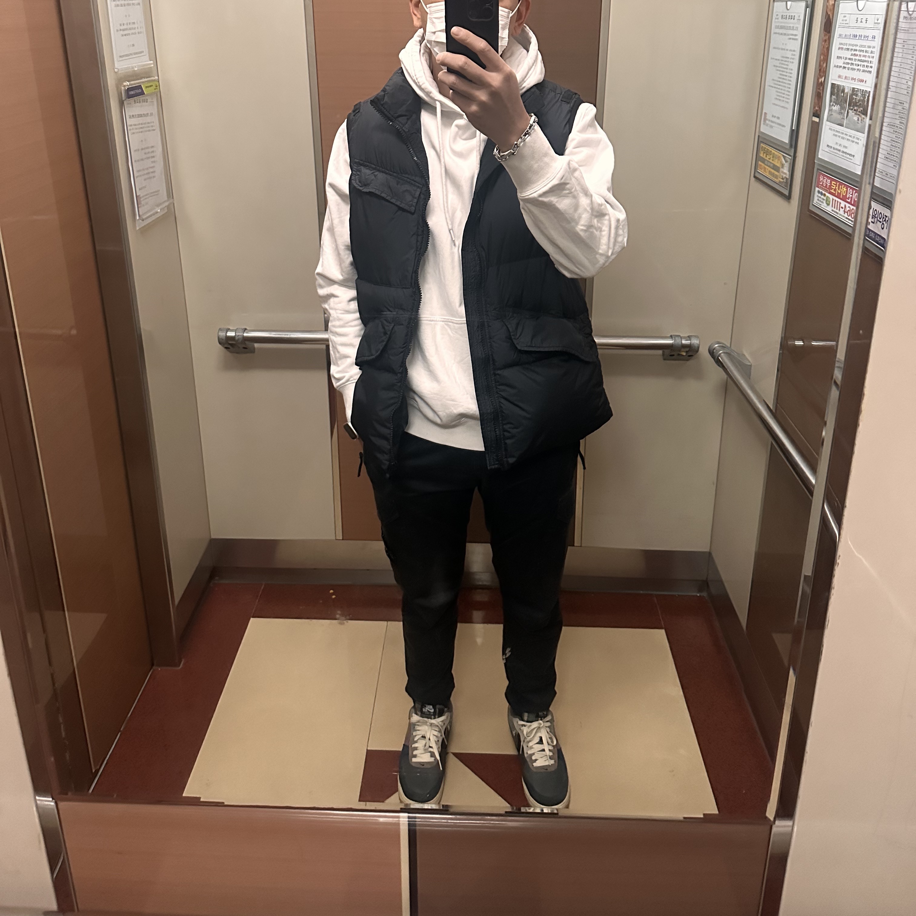 Stone Island G0123 Garment Dyed Crinkle Reps Nylon Down Vest Black - 22FW, Nike x Travis Scott Air Force 1 Low Cactus Jack 착용 스타일
