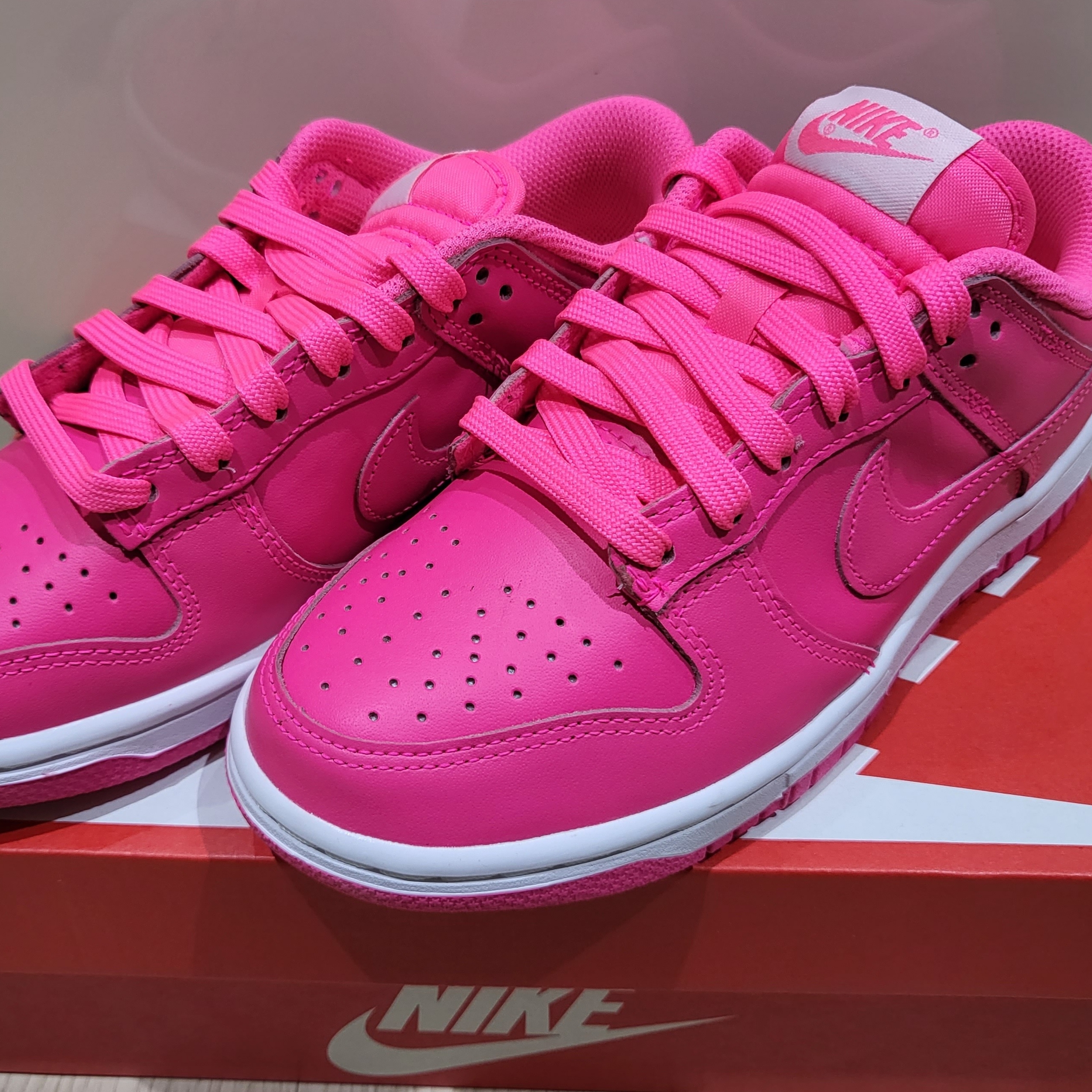 (W) Nike Dunk Low Hyper Pink 착용 스타일 - 1