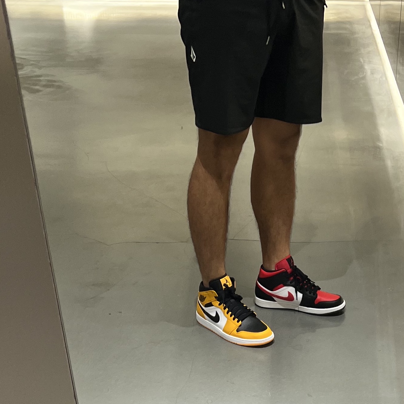 Jordan 1 Mid Taxi, Jordan 1 Mid Black Fire Red 착용 스타일