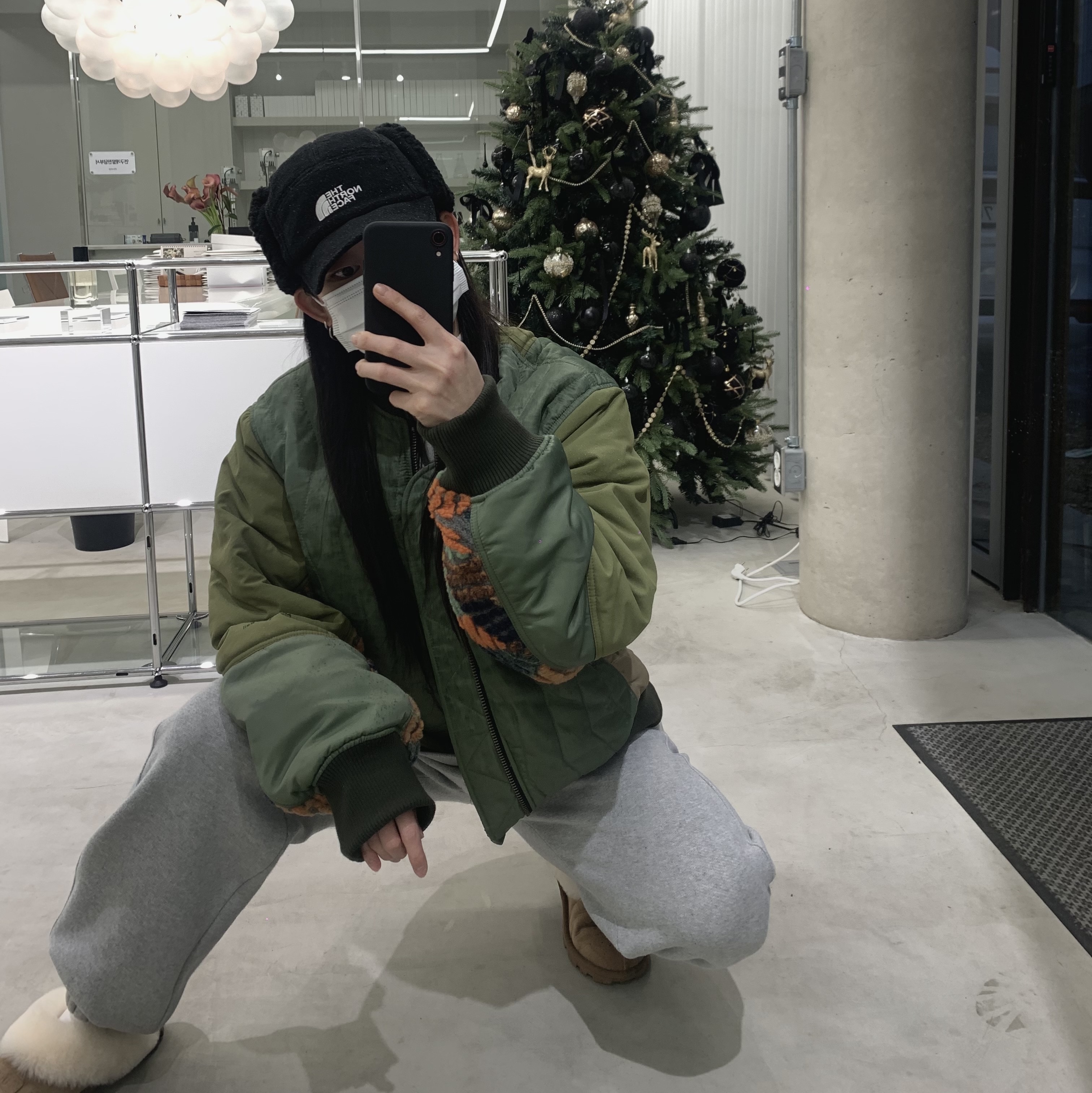 Andersson Bell x Asics Contrast Quilting Bomber Jacket Khaki 착용 스타일 - 2