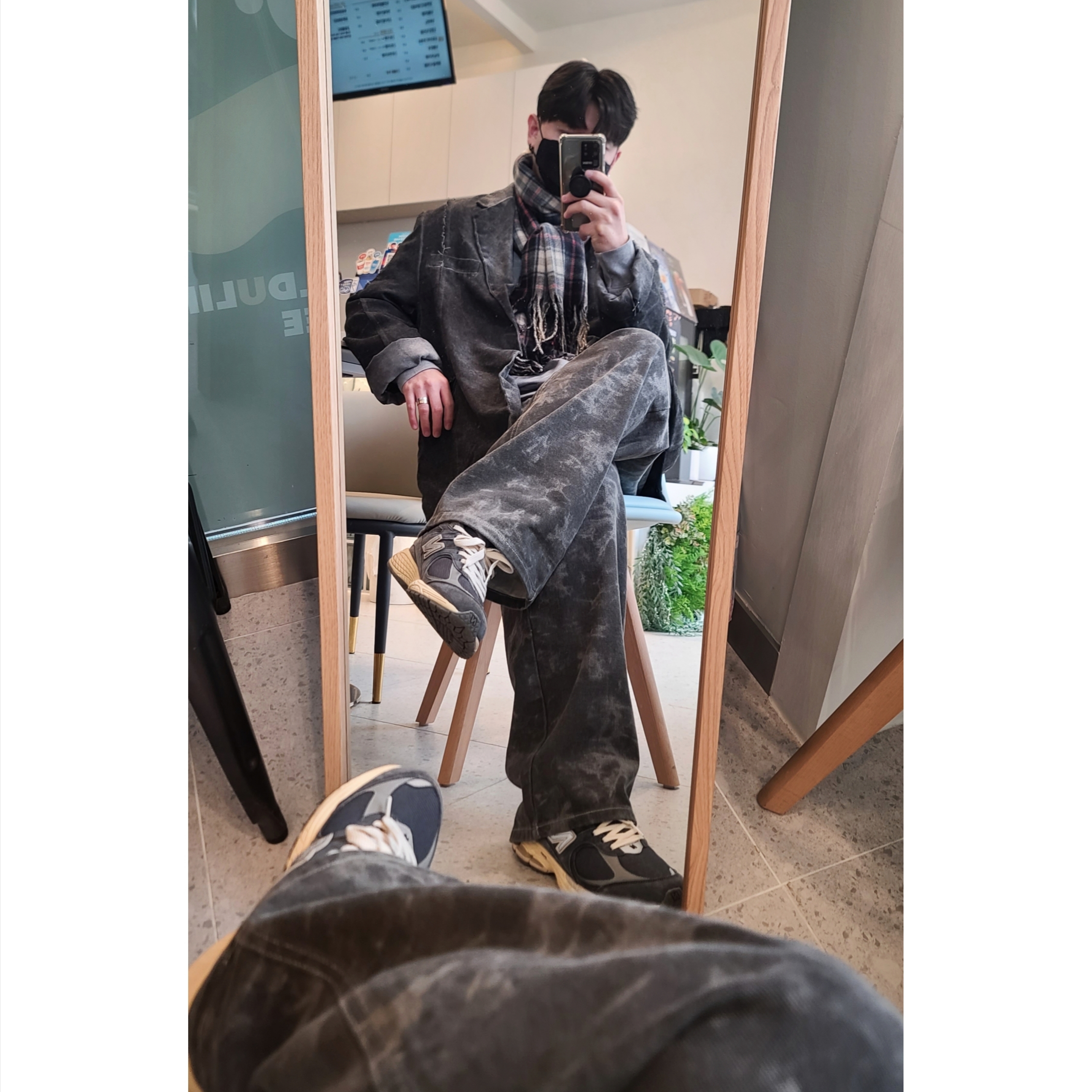 New Balance 2002R Special Vintage Black Grey 착용 스타일 - 2