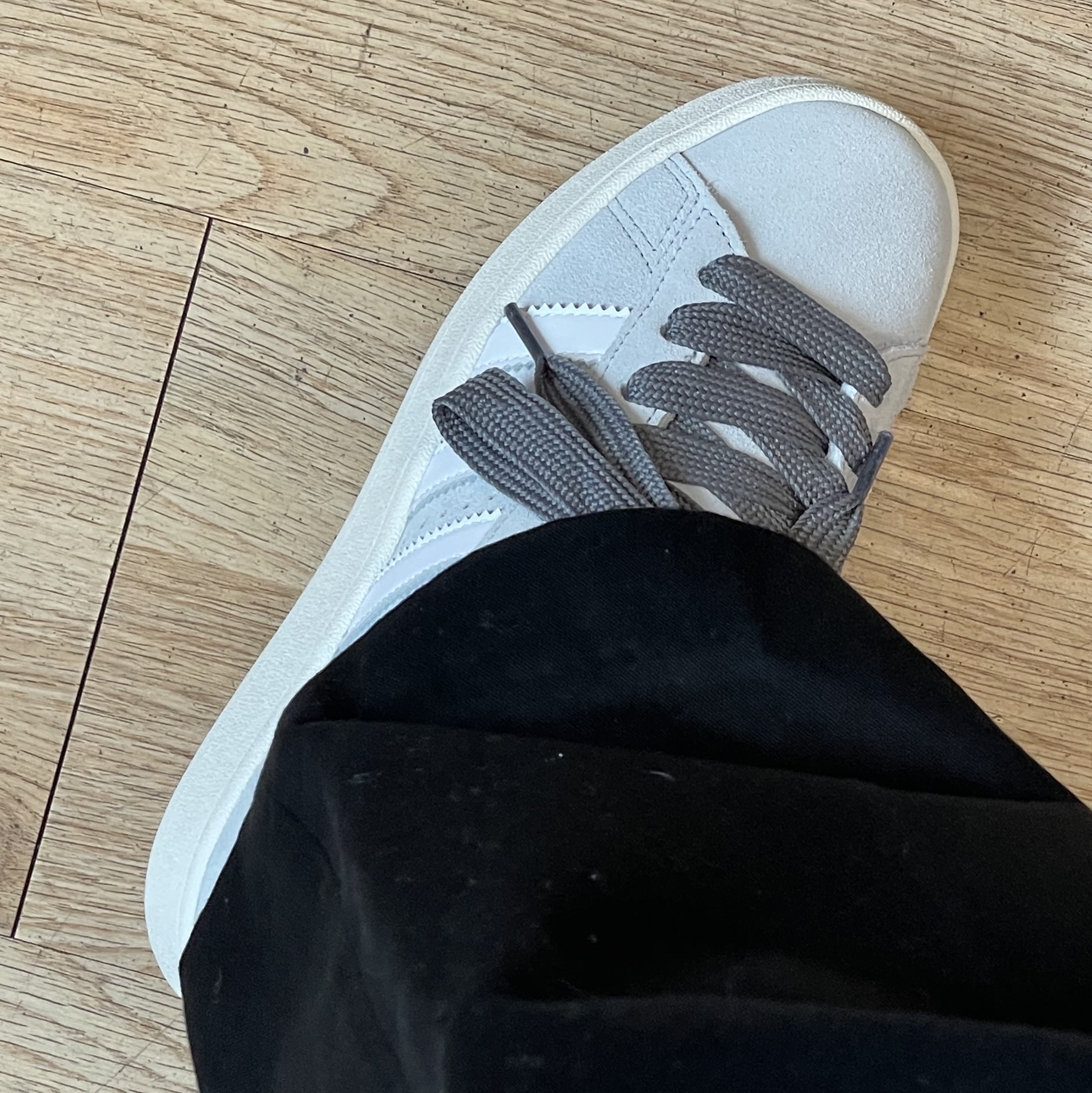 Adidas Campus 00s Grey One 착용 스타일 - 1