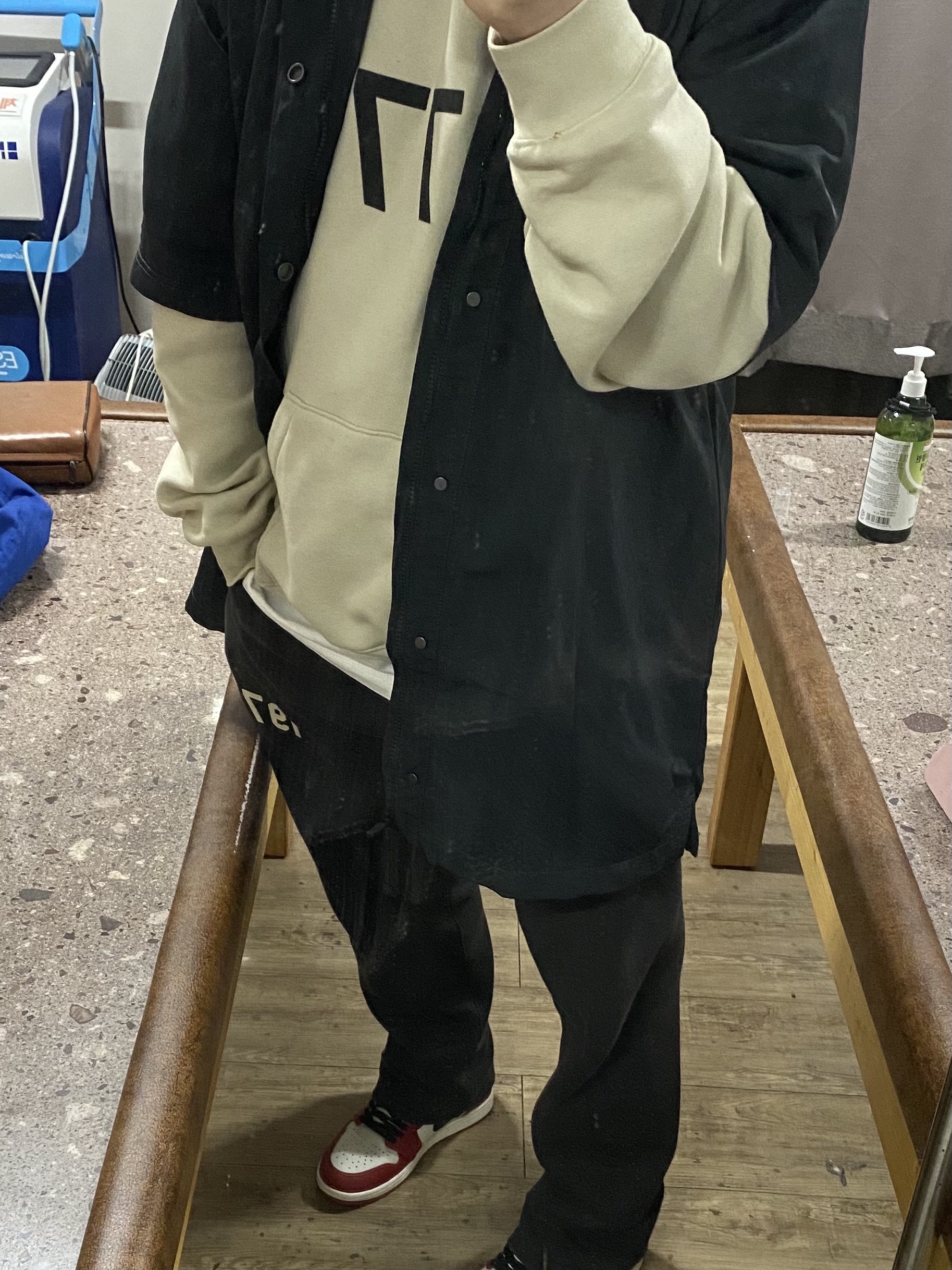 Jordan 1 Retro High OG Chicago 2022, Essentials 1977 Relaxed Sweatpants Iron - 22SS 착용 스타일 - 3