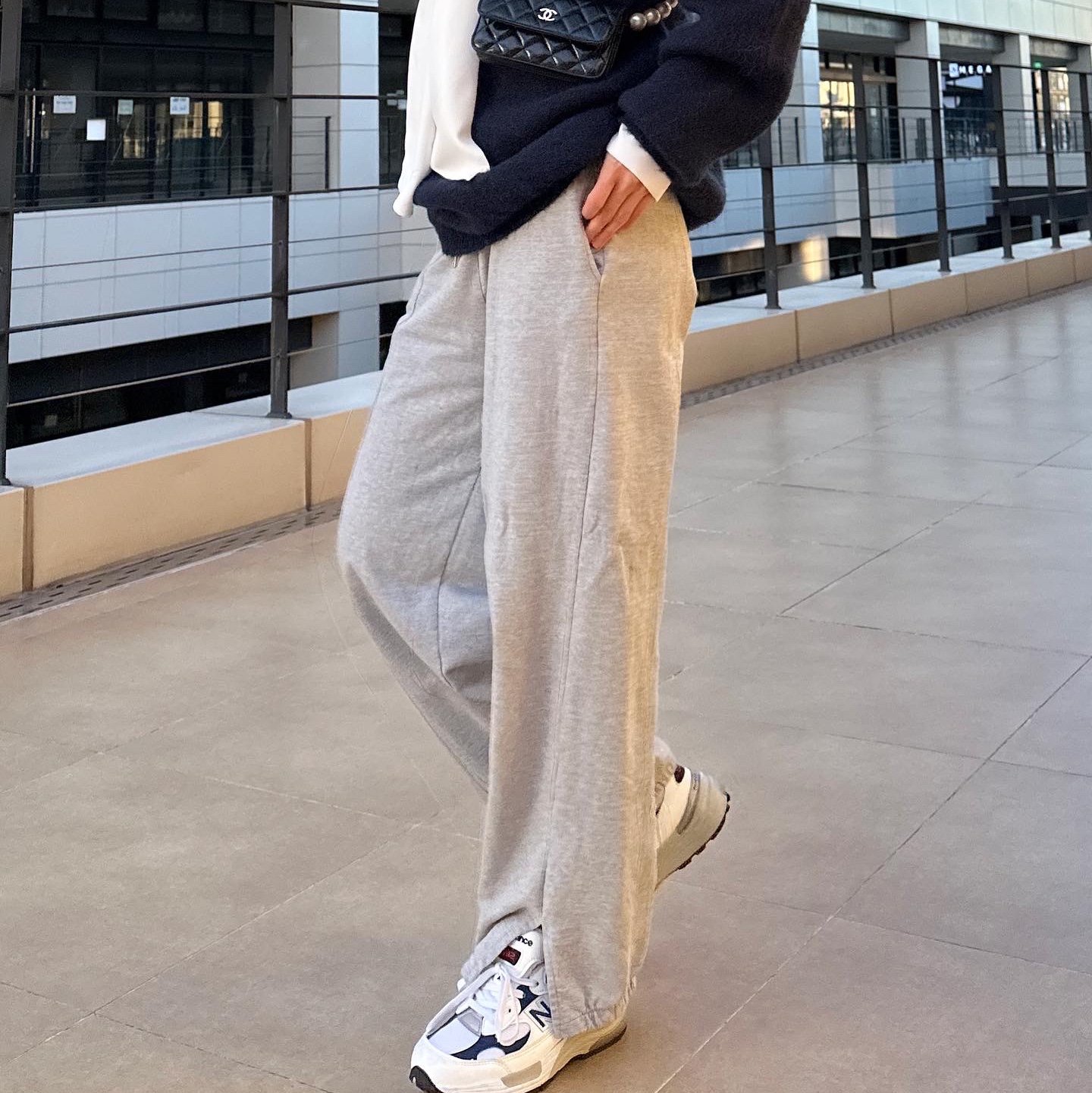 New Balance 992 Made in USA White Navy 착용 스타일